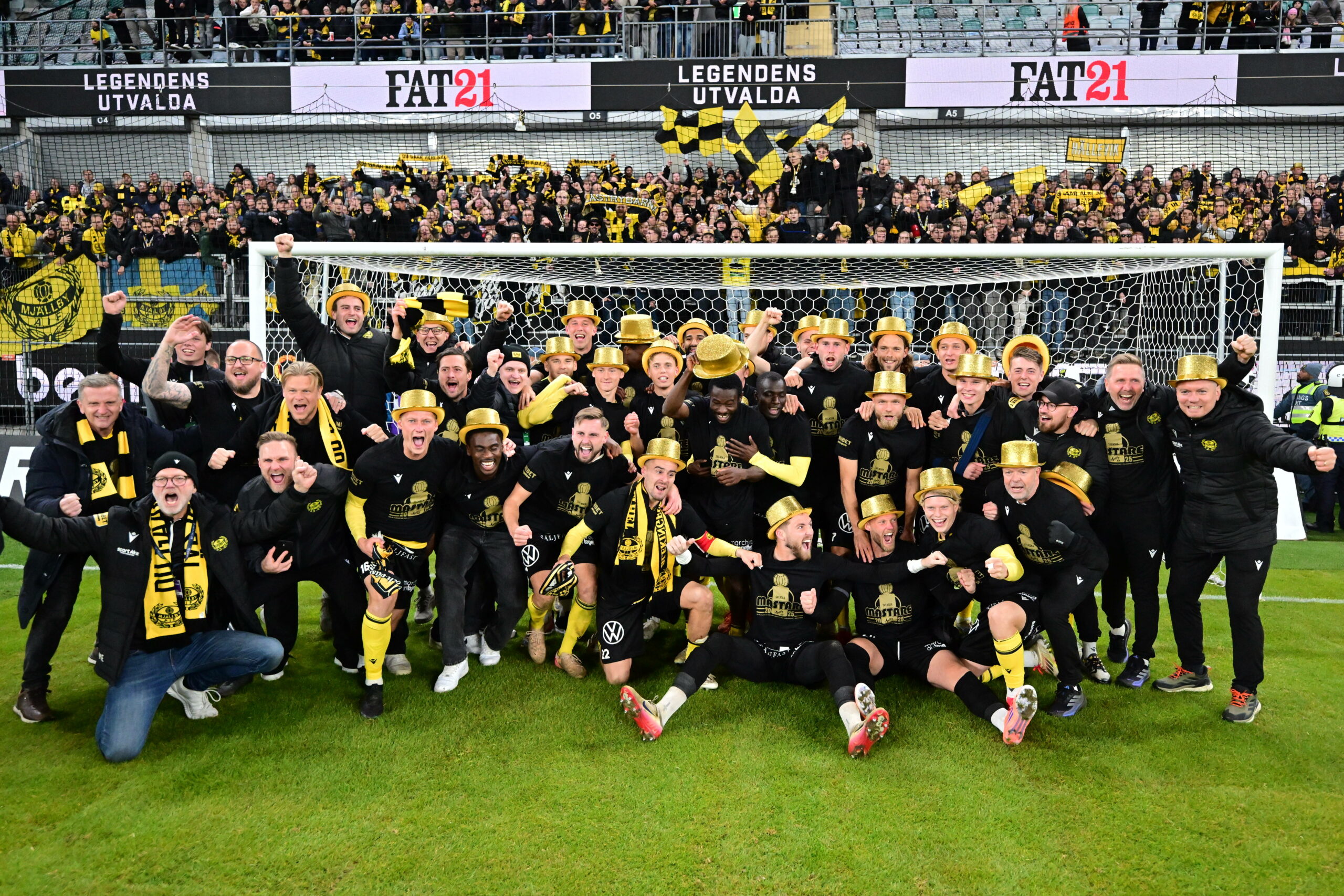 Mjällby AIF mit einem Siegerfoto vor dem Gästeblock in Göteborg