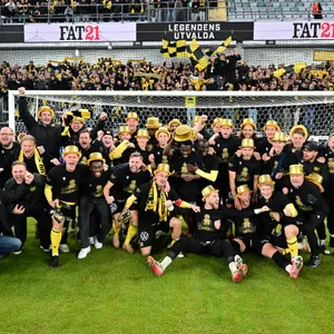 Mjällby AIF mit einem Siegerfoto vor dem Gästeblock in Göteborg