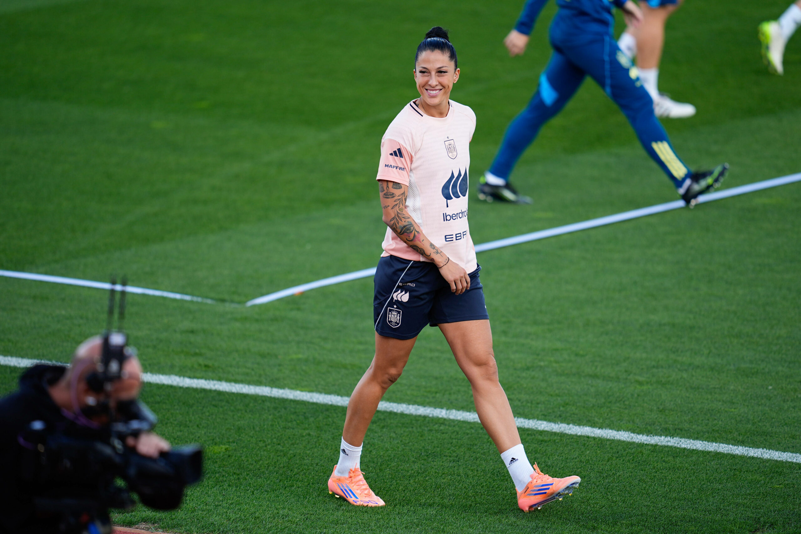 Jennifer Hermoso lächelnd beim Training der spanischen Nationalmannschaft