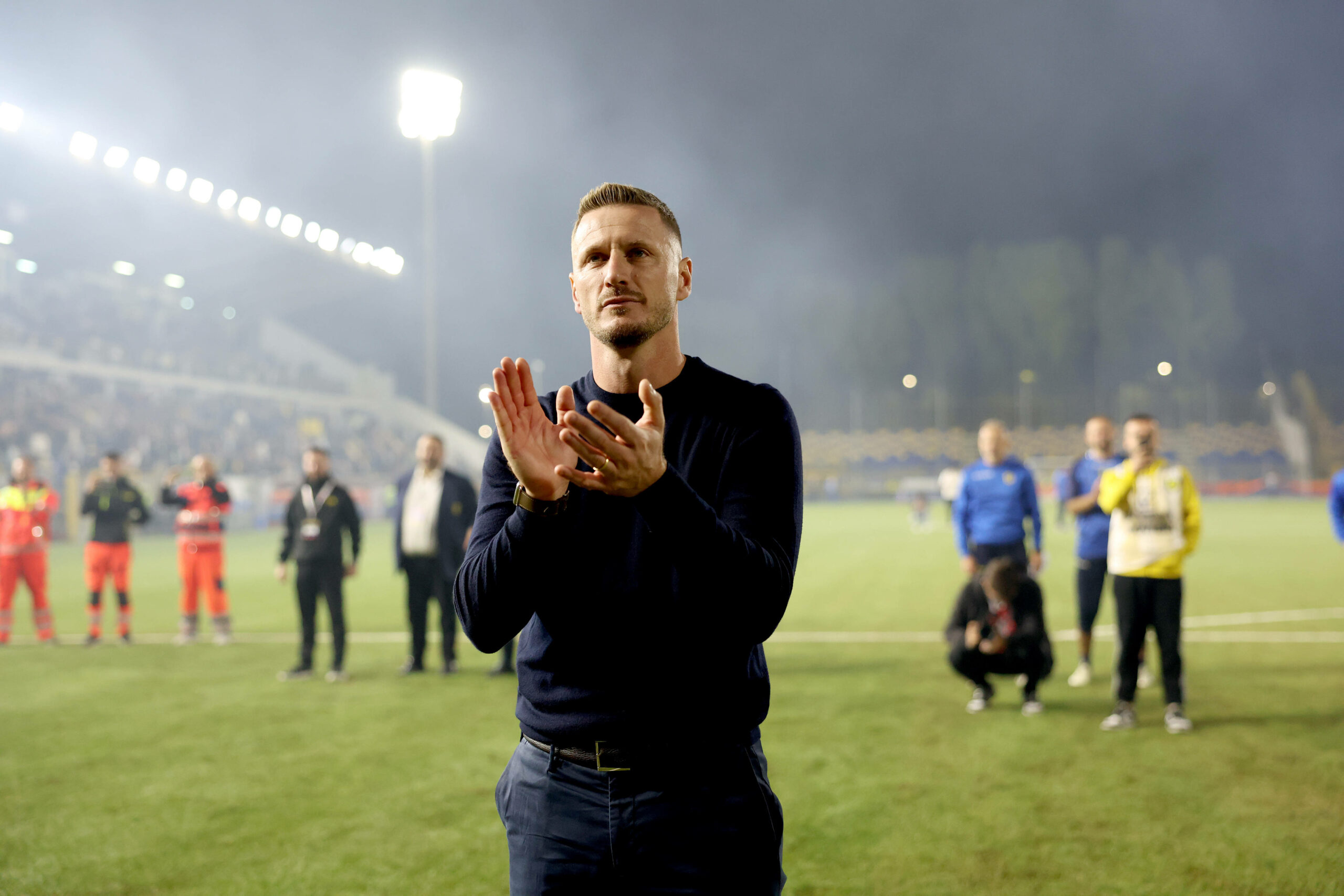 Ignazio Abate (Trainer Juve Stabia) applaudiert den Fans.