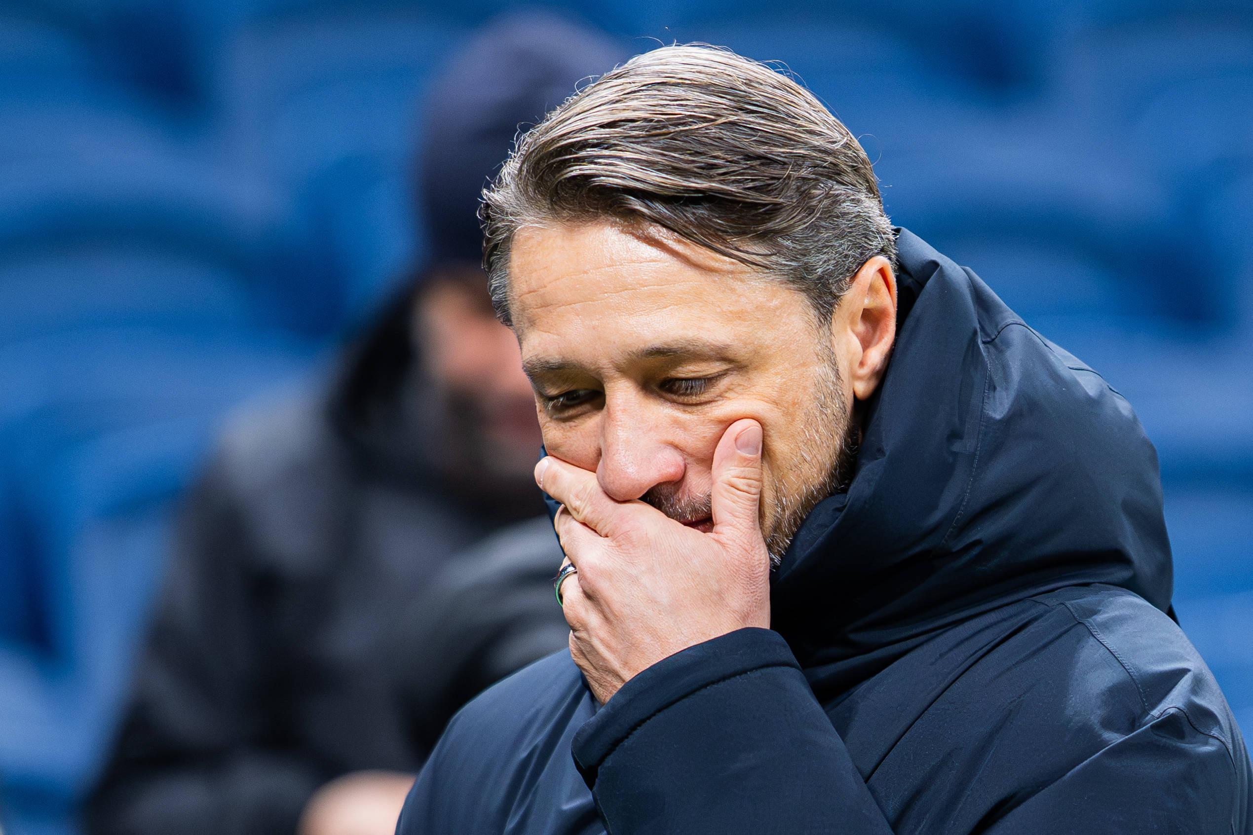 Niko Kovac mit Hand vorm Mund