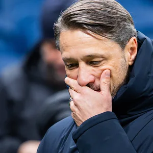 Niko Kovac mit Hand vorm Mund