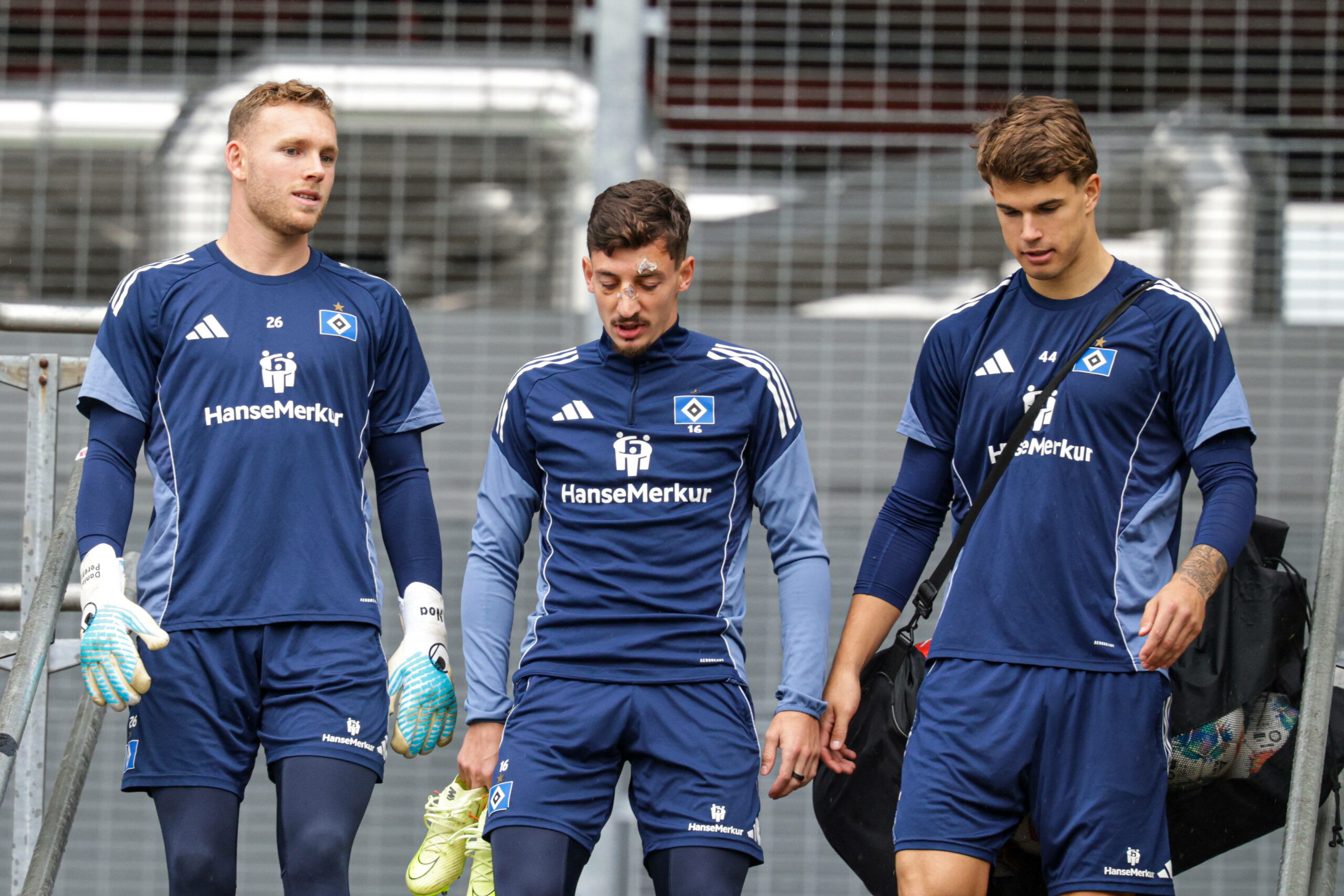 Daniel Peretz, Giorgi Gocholeishvili und Luka Vuskovic gehen die Truppen am Volksparkstadion hinunter