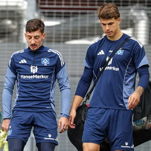 Daniel Peretz, Giorgi Gocholeishvili und Luka Vuskovic gehen die Truppen am Volksparkstadion hinunter