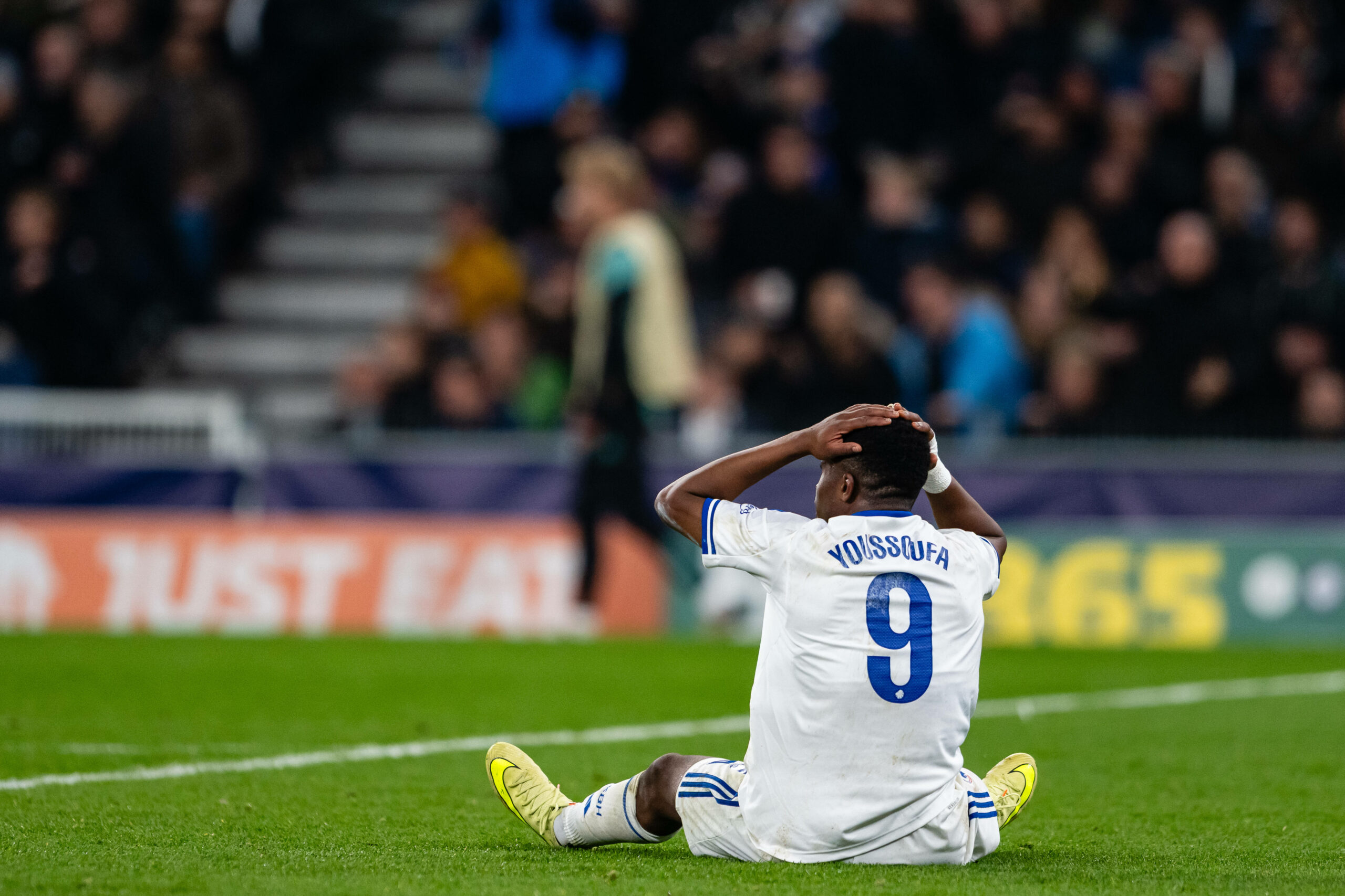 Youssoufa Moukoko mit den Händen überm Kopf.