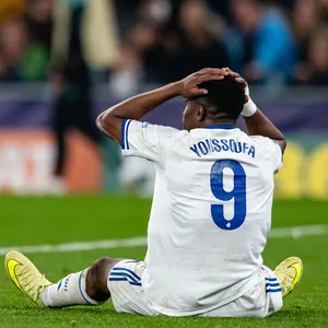 Youssoufa Moukoko mit den Händen überm Kopf.