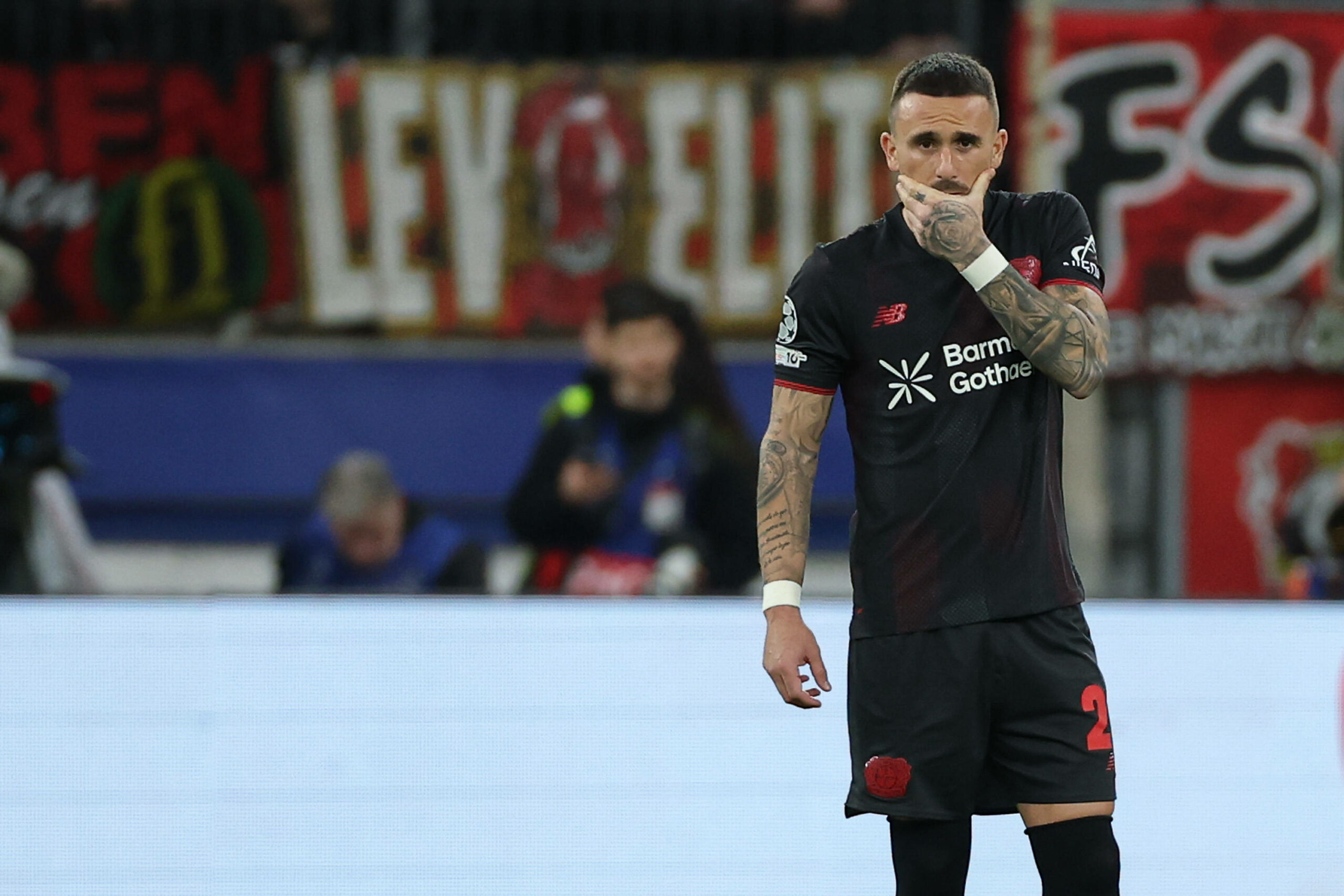 Aleix Garcia hält sich enttäuscht die Hand vors Gesicht..