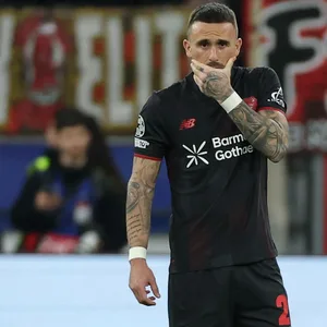 Aleix Garcia hält sich enttäuscht die Hand vors Gesicht..