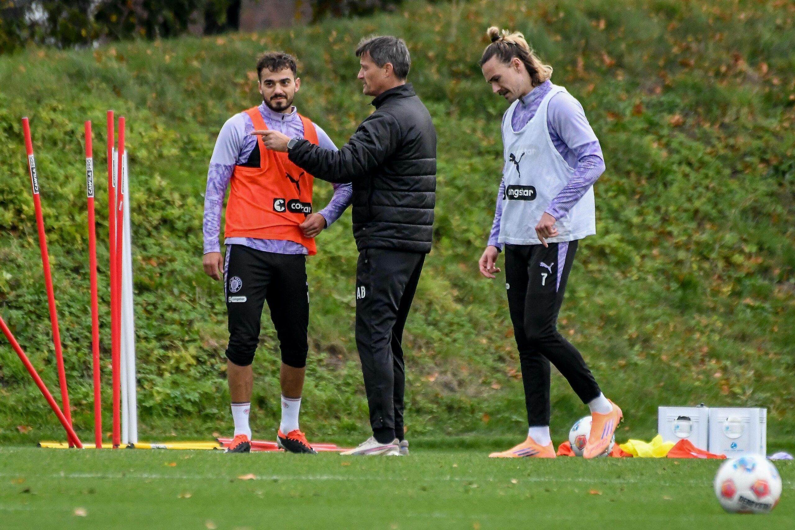 Danel Sinani, Alexander Blessin und Jackson Irvine im St. Pauli-Training