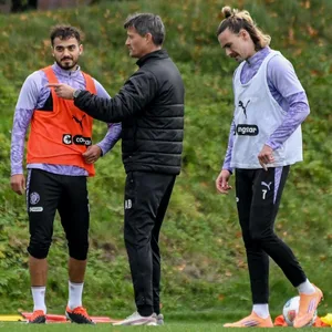 Danel Sinani, Alexander Blessin und Jackson Irvine im St. Pauli-Training
