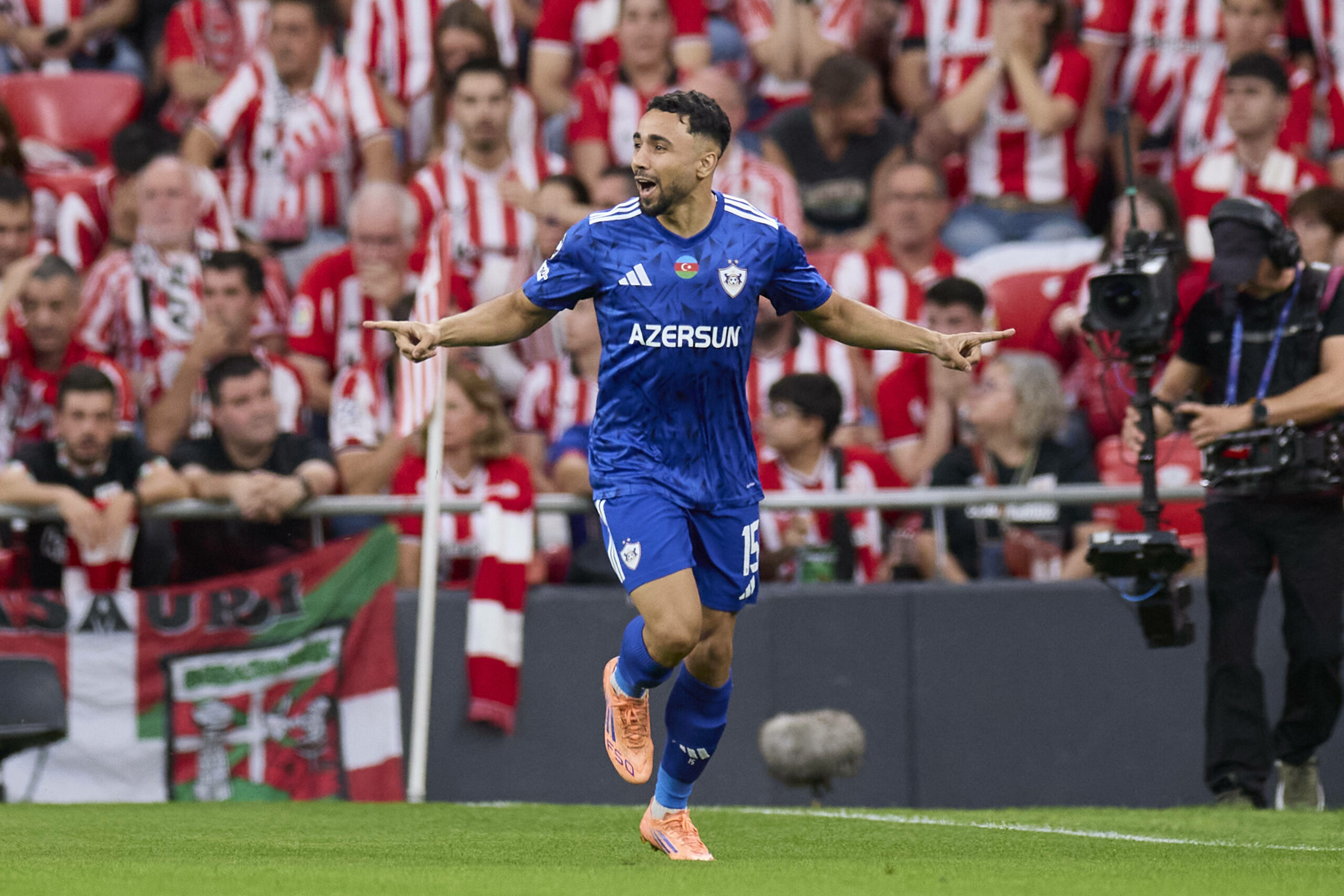 Leandro Andrade steht im blauen Trikot auf dem Platz und feiert sein Tor