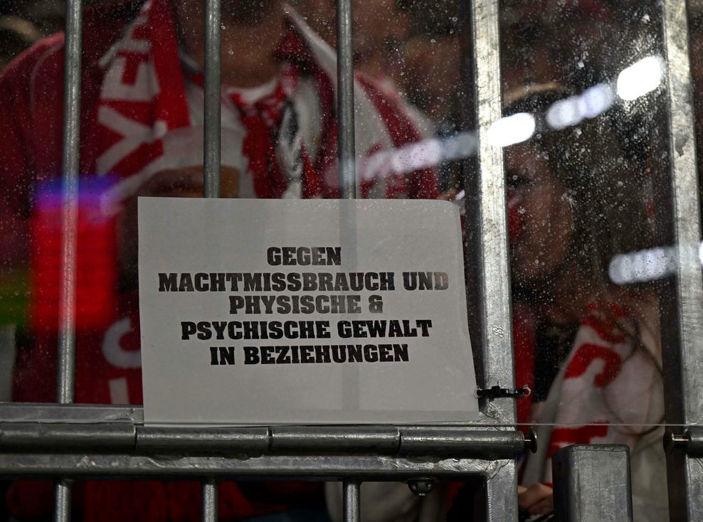 Schild der Bayern Fans mit der Aufschrift „Gegen Machtmissbrauch und Physische& Psychische Gewalt in Beziehungen“