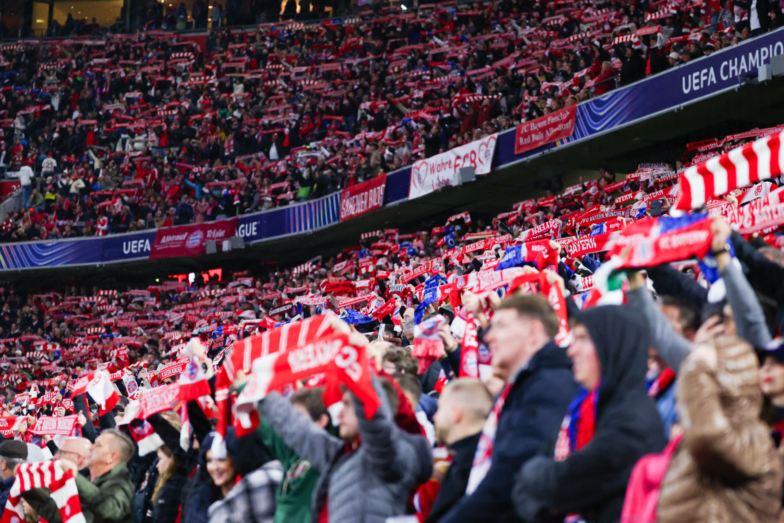 Fans des FC Bayern in der Allianz Arena
