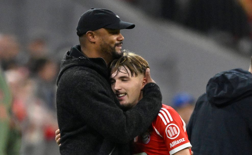 Vincent Kompany nimmt Lennart Karl in den Arm.