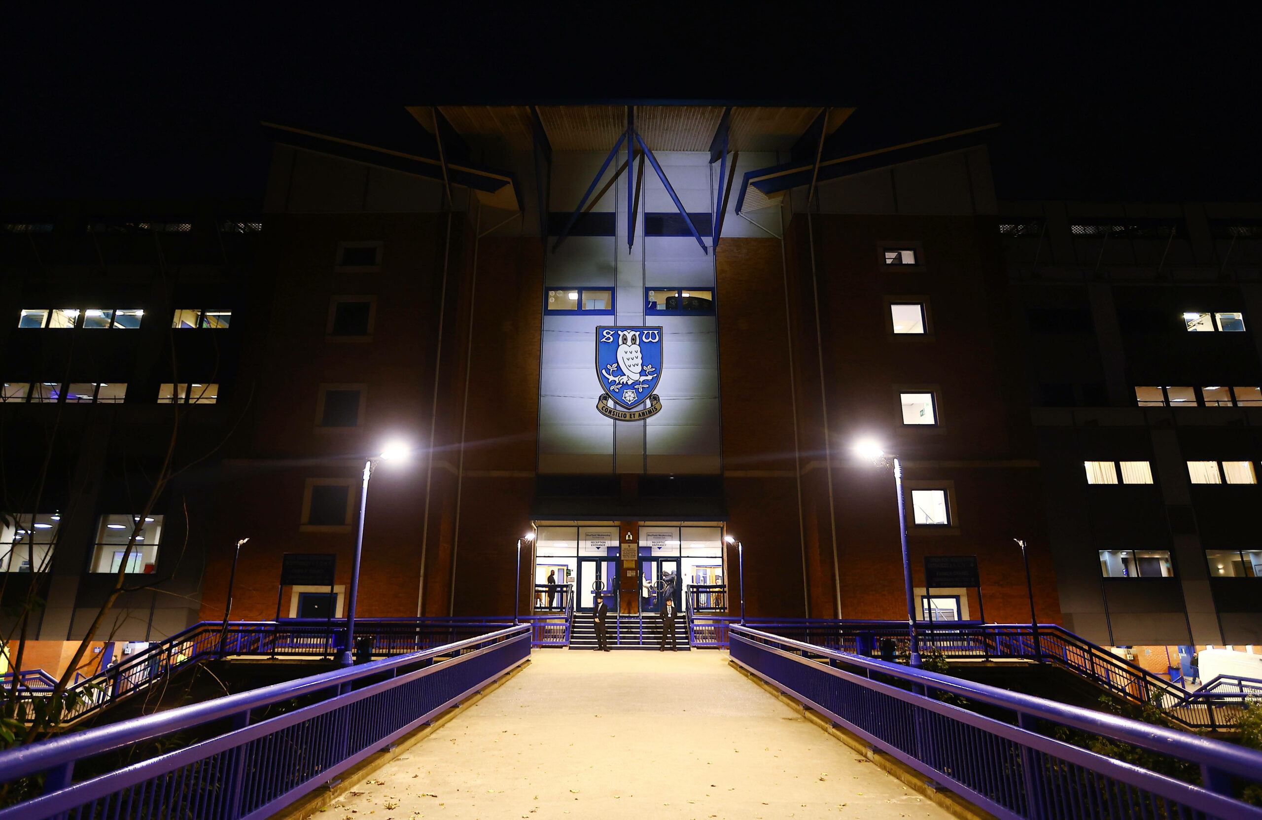 Das Logo von Sheffield Wednesday, beleuchtet an der Außenseite des Stadions
