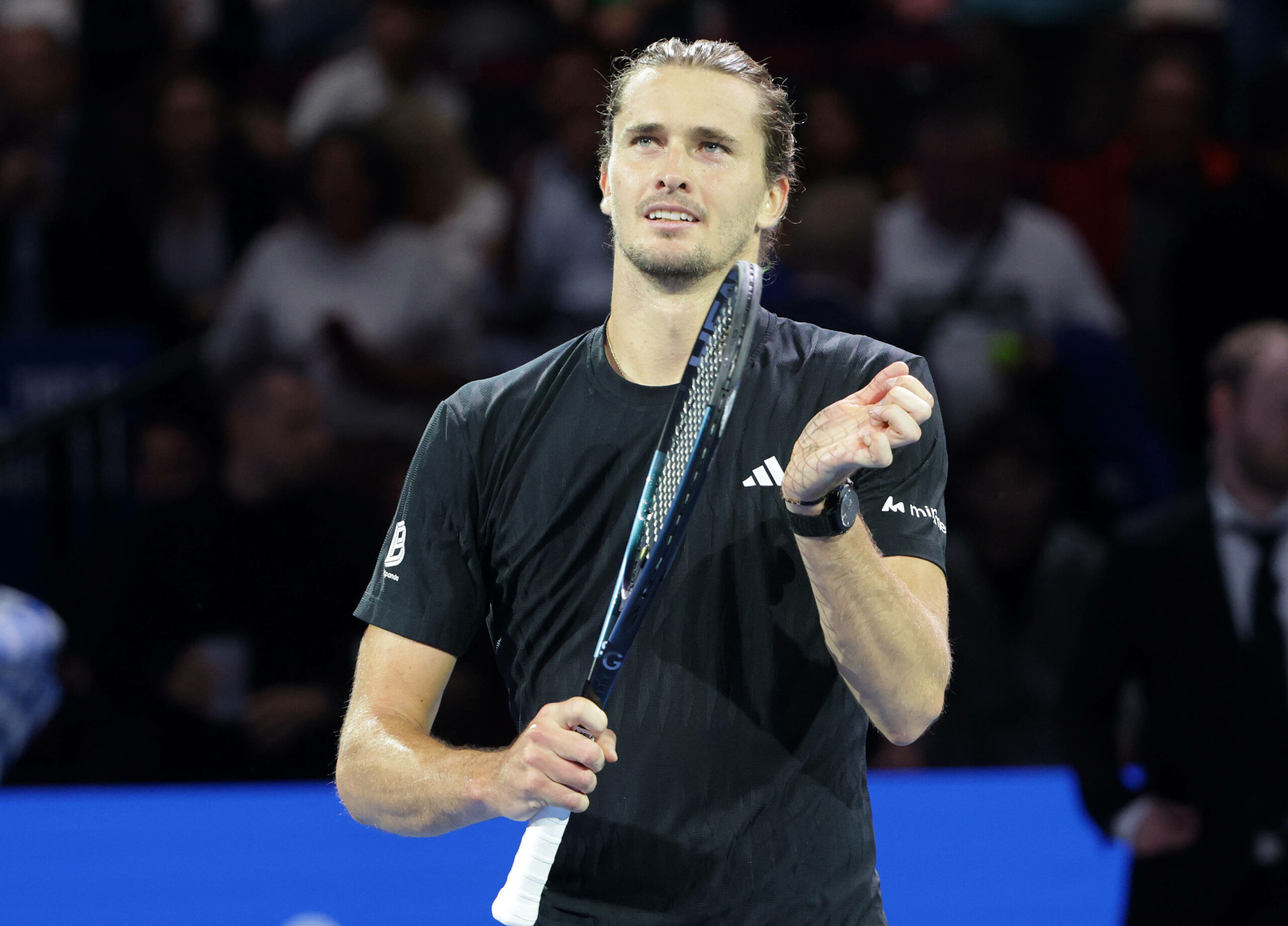Alexander Zverev klatscht mit seinem Schläger.