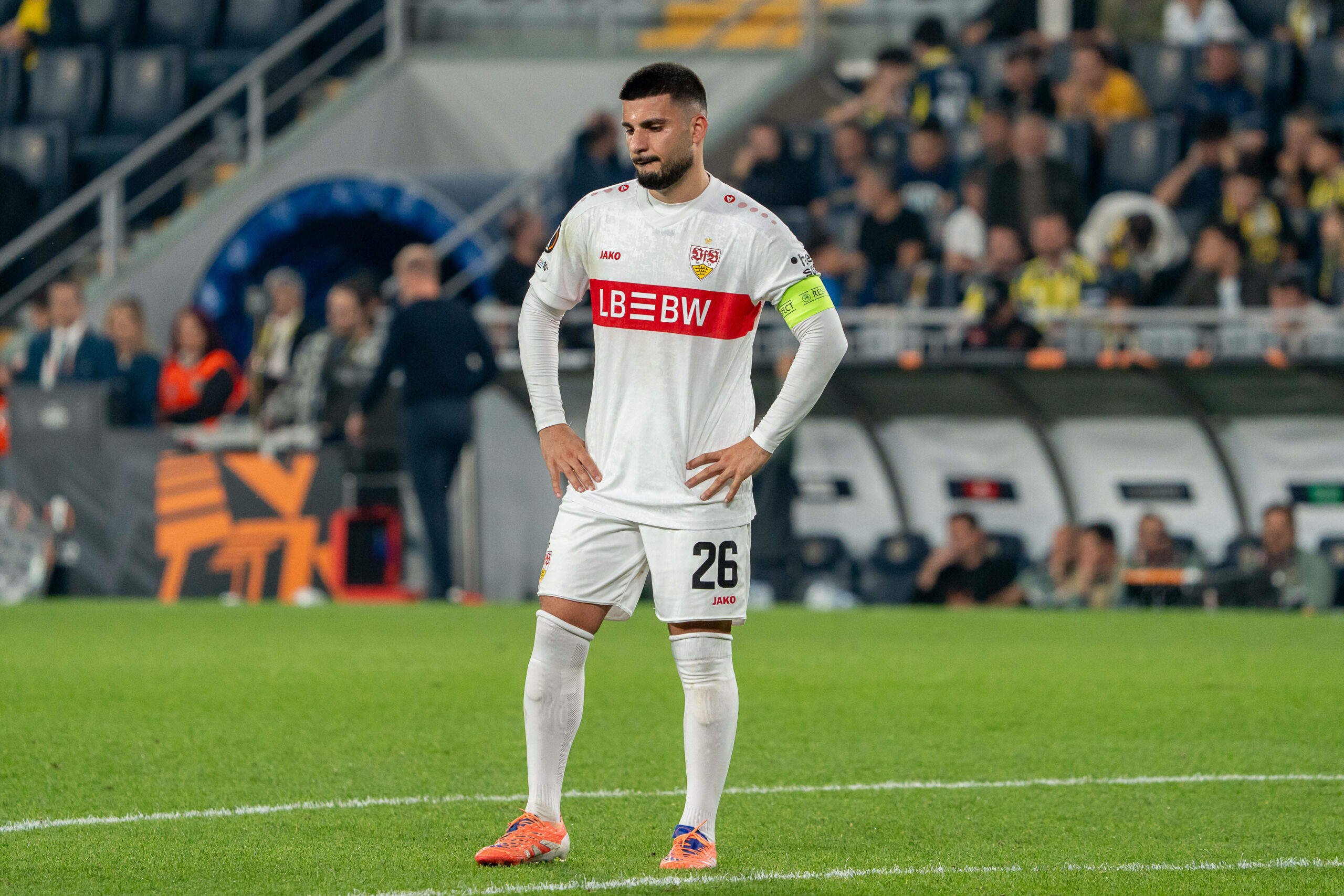 Deniz Undav, Kapitän vom VFB Stuttgart, steht unzufrieden am Strafraum beim Spiel gegen Fenerbahçe Istanbul