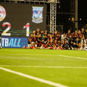 Der Lincoln Red Imps FC feierte seine Sensation vor der Ergebnistafel.