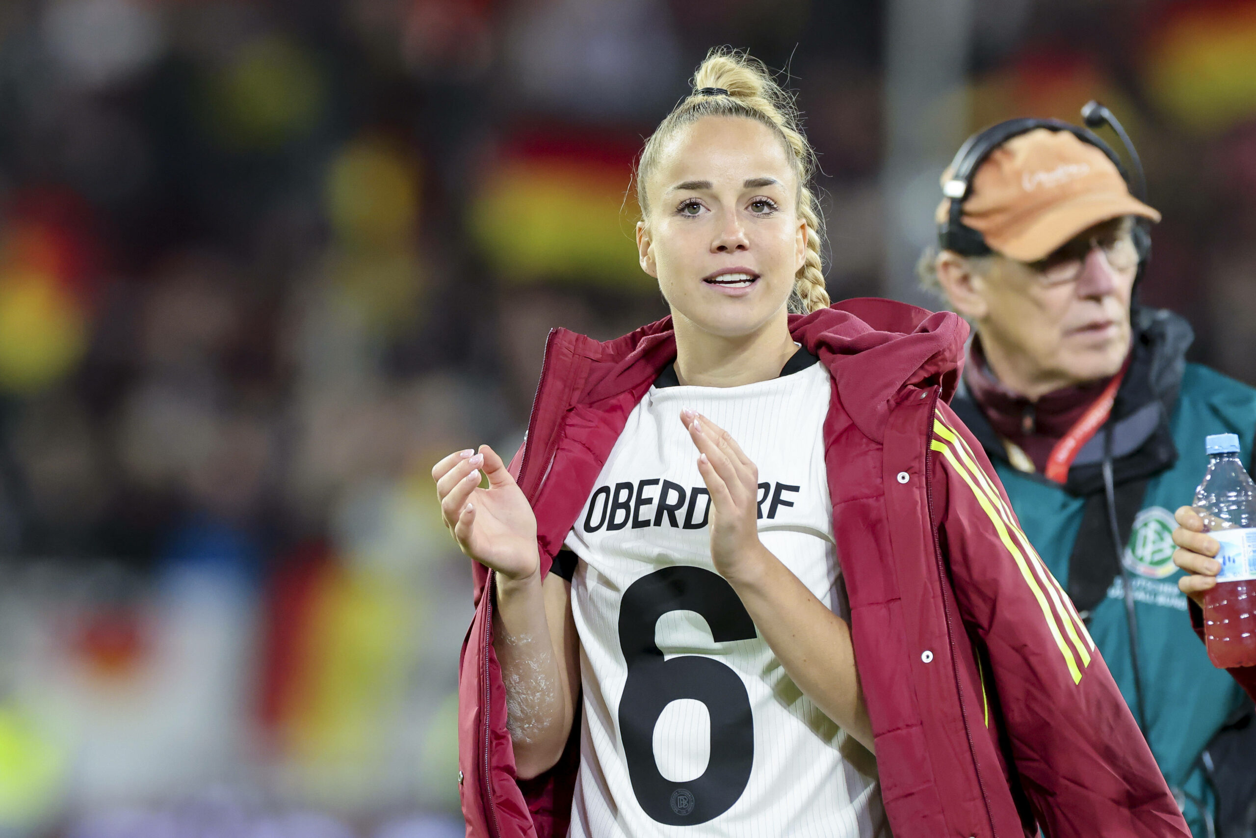 Giulia Gwinn trägt das Trikot von Lena Oberdorf