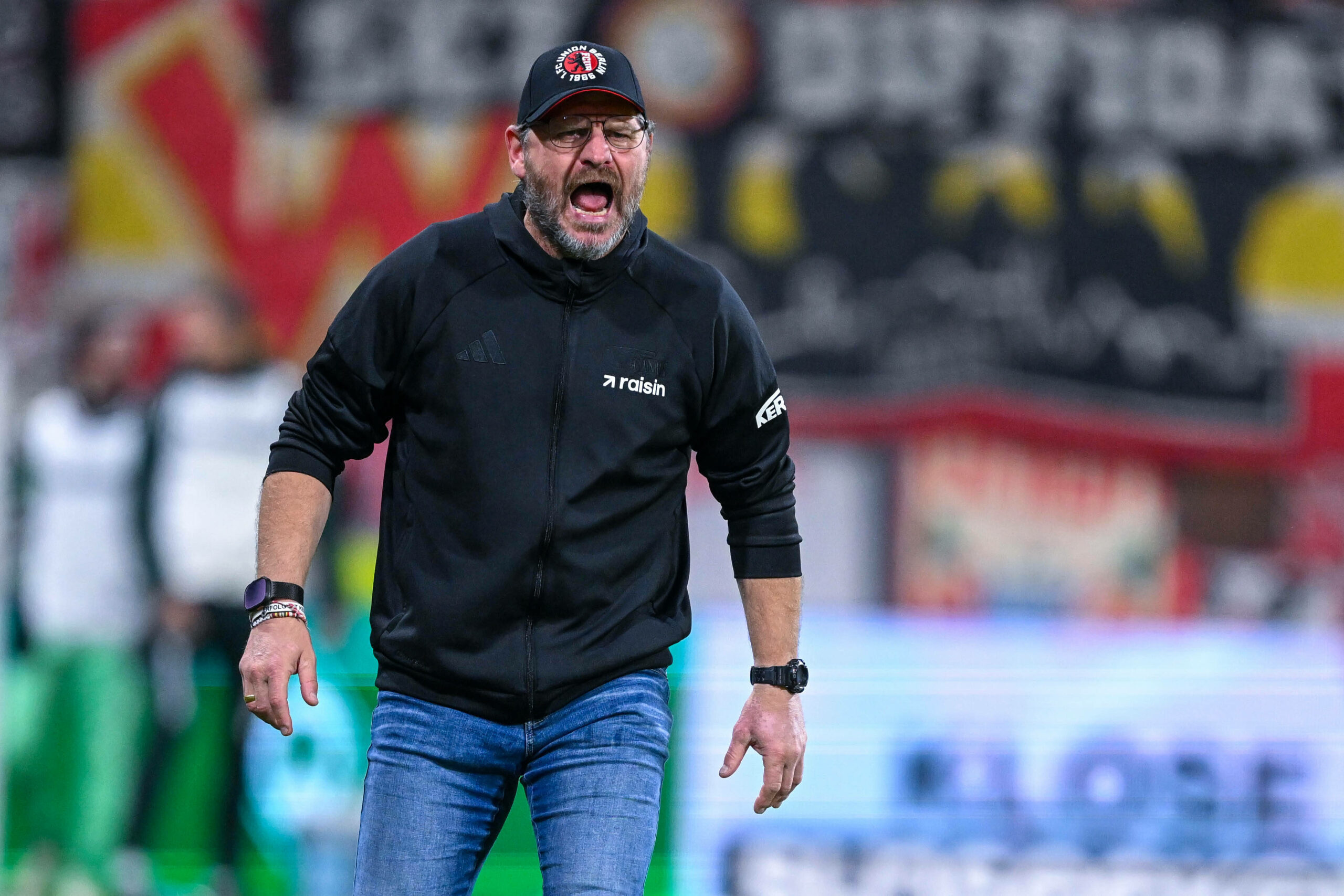 Streffen Baumgart schreiend am Spielfeldrand