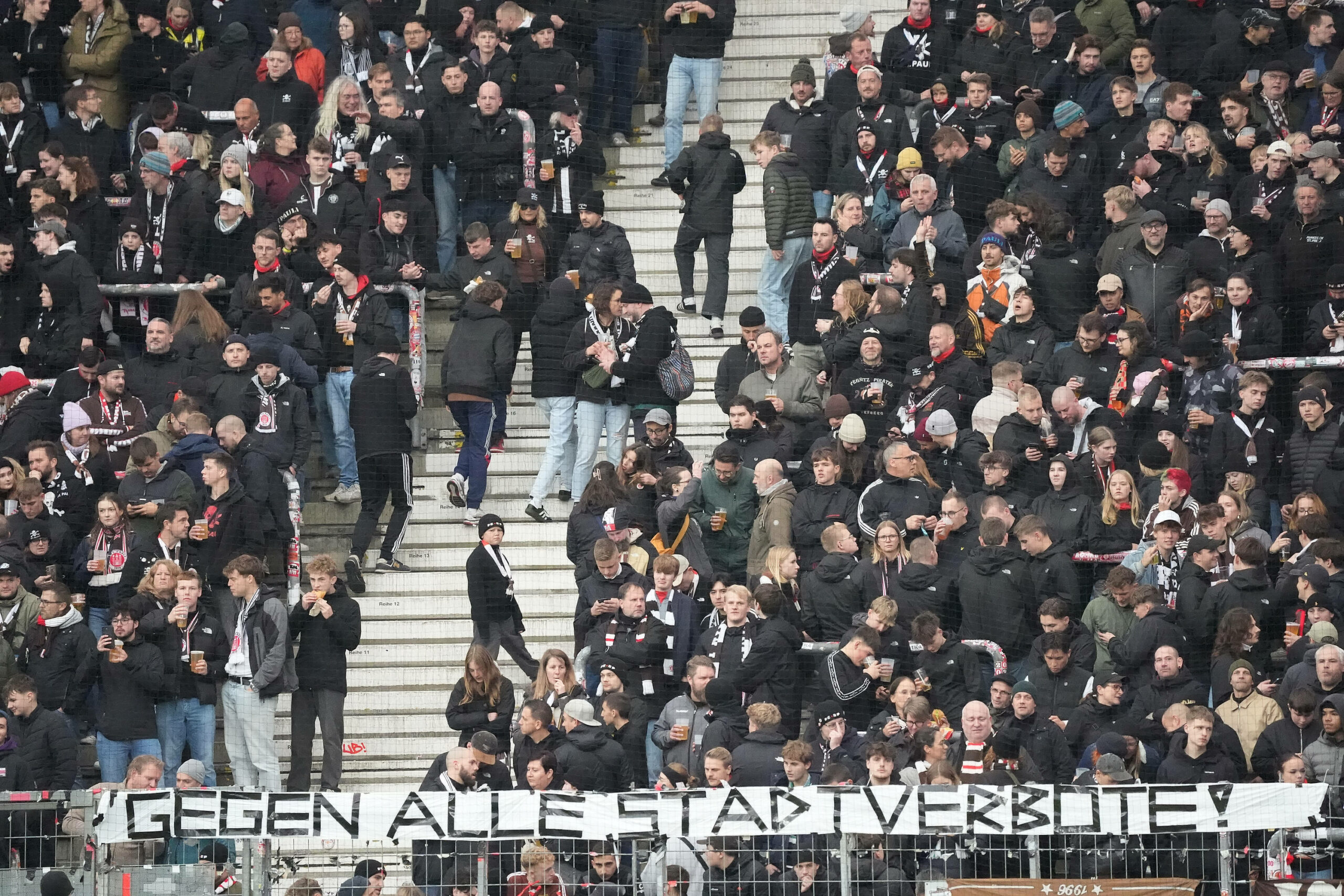 St. Paulis Fans protestieren gegen „Stadtverbote“.