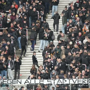 St. Paulis Fans protestieren gegen „Stadtverbote“.