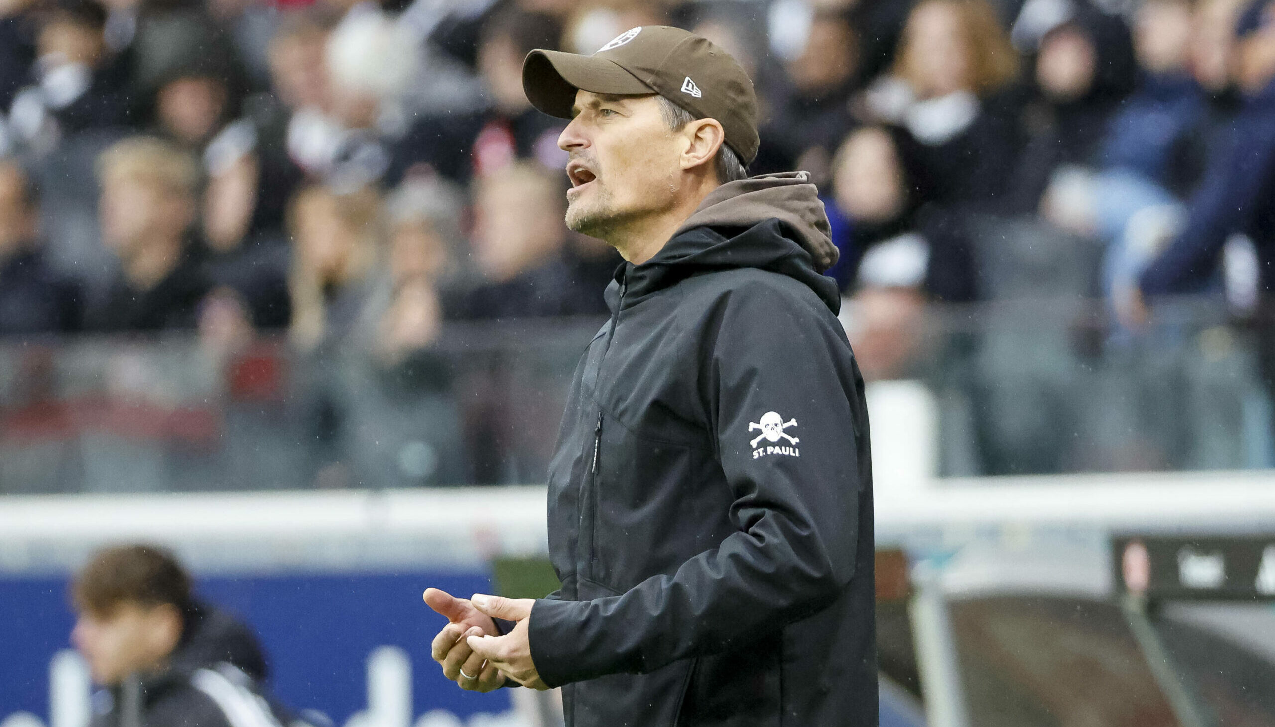 St. Pauli-Trainer Alexander Blessin reagiert während der Partie gegen Frankfurt auf das Spielgeschehen