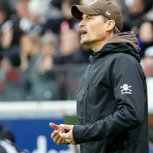 St. Pauli-Trainer Alexander Blessin reagiert während der Partie gegen Frankfurt auf das Spielgeschehen