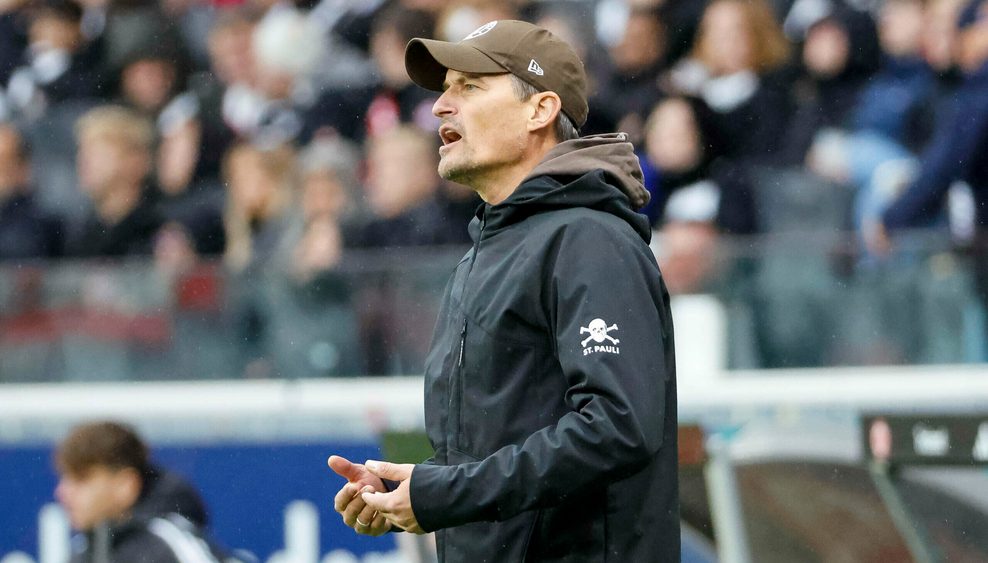St. Pauli-Trainer Alexander Blessin reagiert während der Partie gegen Frankfurt auf das Spielgeschehen