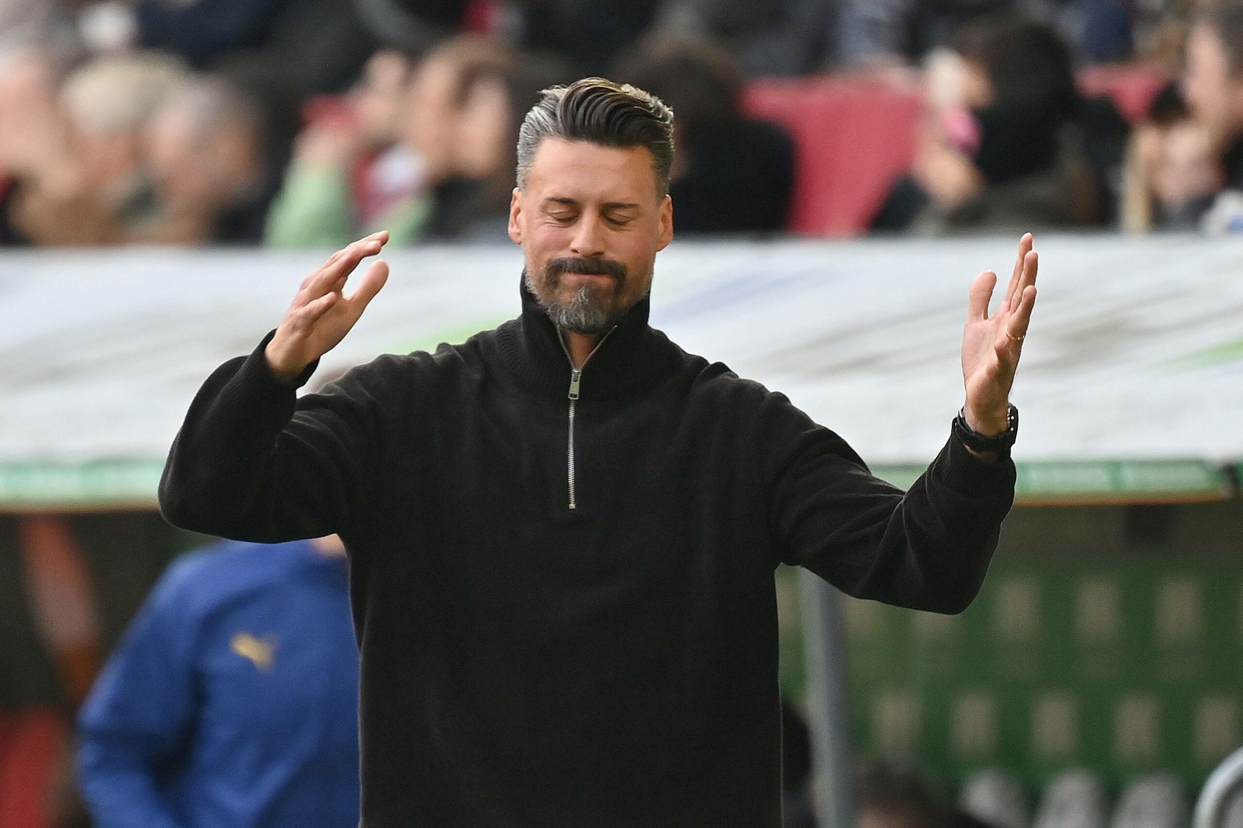 Augsburg-Trainer Sandro Wagner guckt enttäuscht