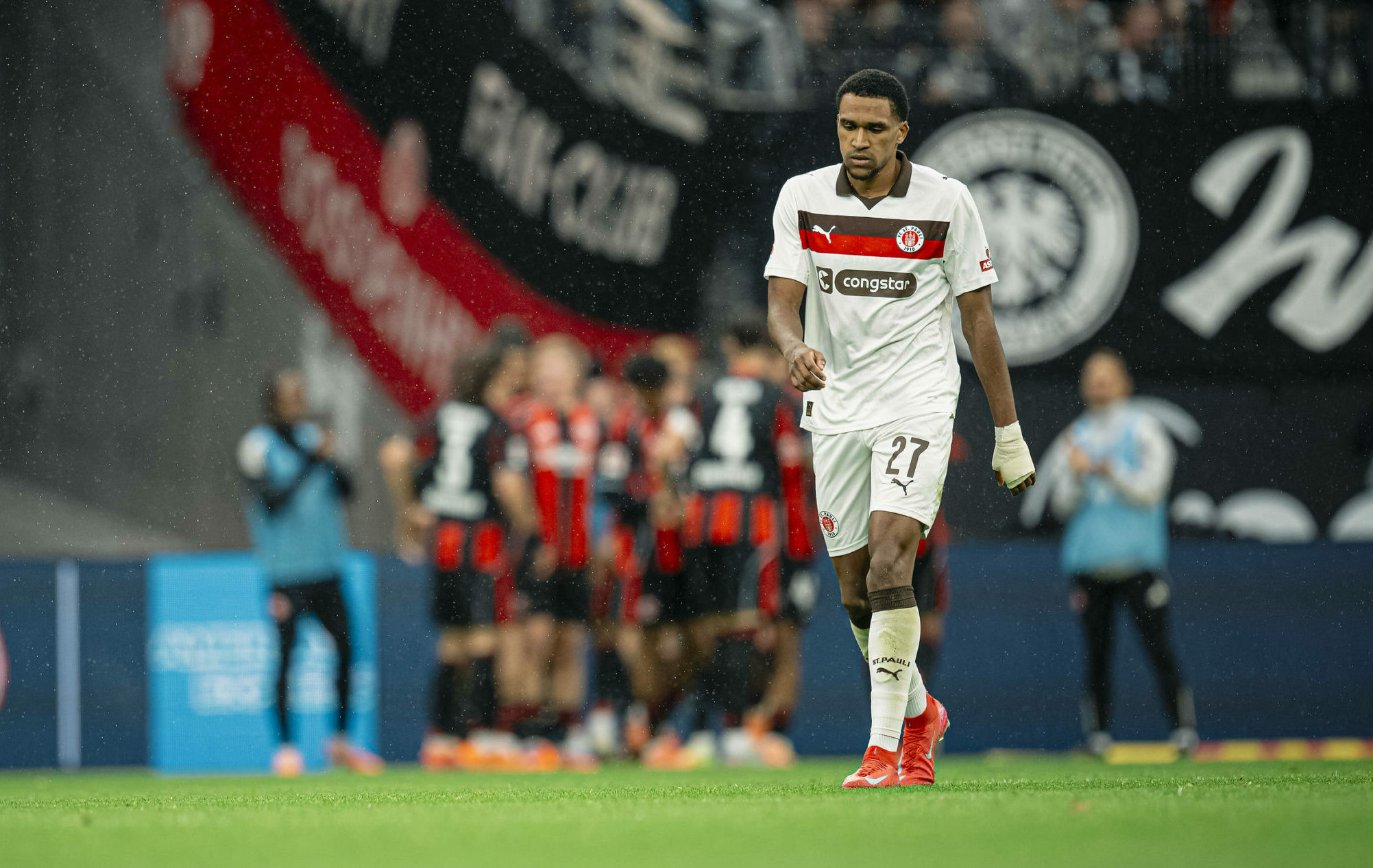 St. Pauli-Stürmer Andréas Hountondji schreitet über den Rasen des Frankfurter Stadions