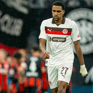St. Pauli-Stürmer Andréas Hountondji schreitet über den Rasen des Frankfurter Stadions