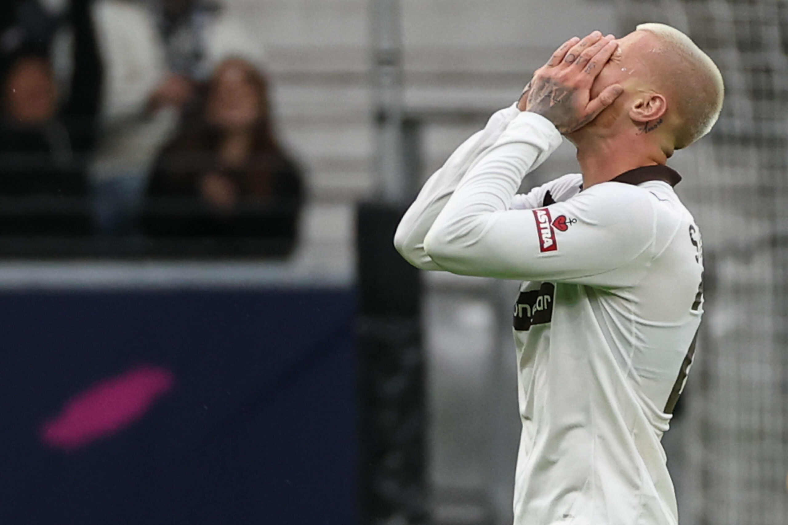 Louis Oppie kassierte mit St. Pauli in Frankfurt die fünfte Niederlage in Folge.