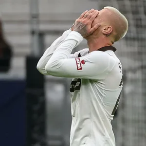 Louis Oppie kassierte mit St. Pauli in Frankfurt die fünfte Niederlage in Folge.