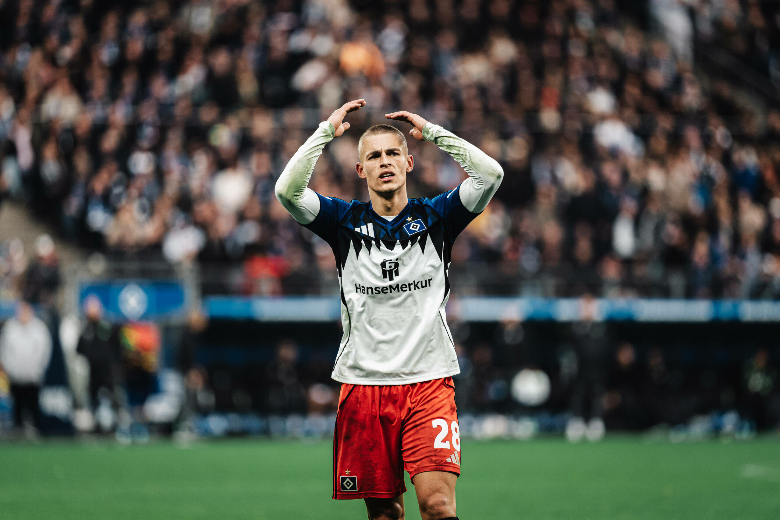 HSV-Profi Miro Muheim guckt frustriert