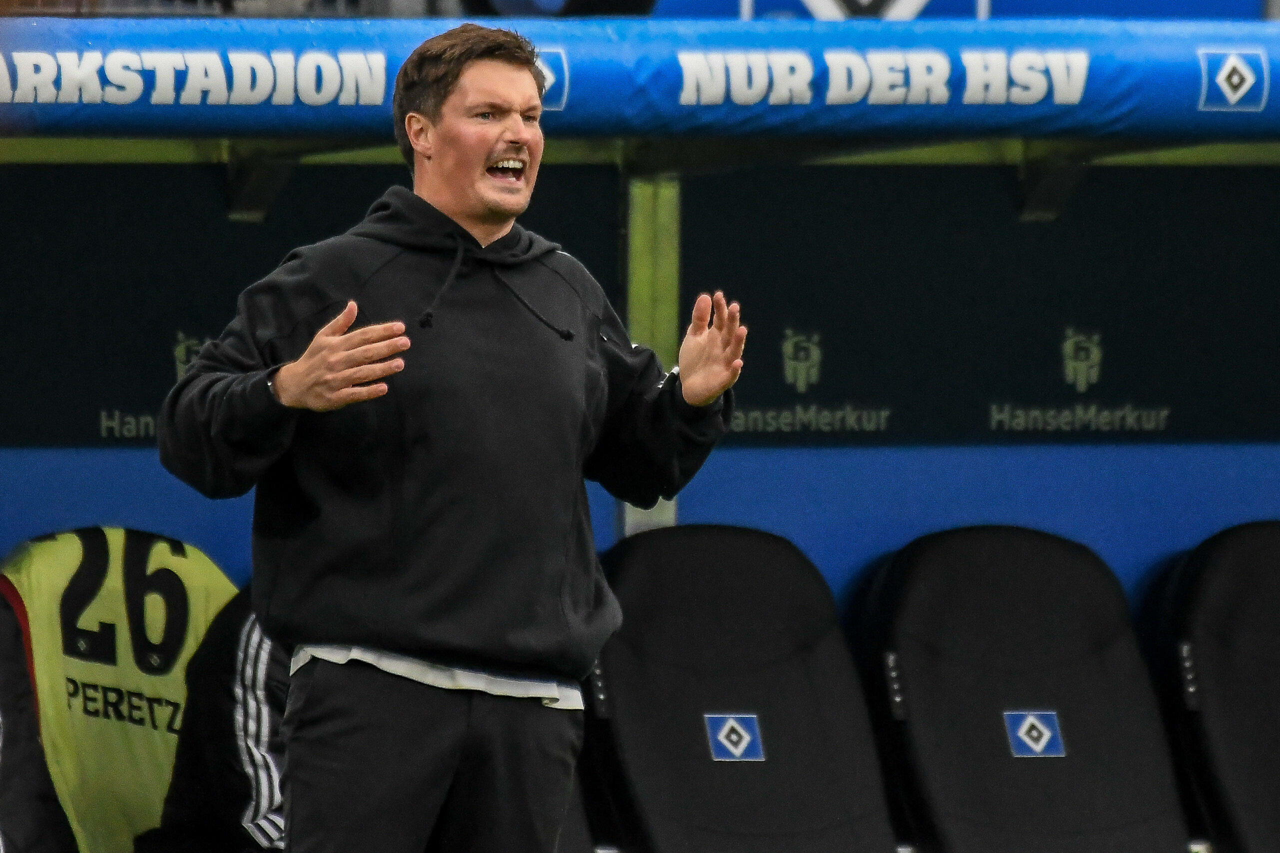 HSV-Trainer Merlin Polzin schreit an der Seitenlinie