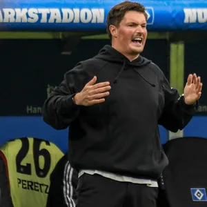 HSV-Trainer Merlin Polzin schreit an der Seitenlinie