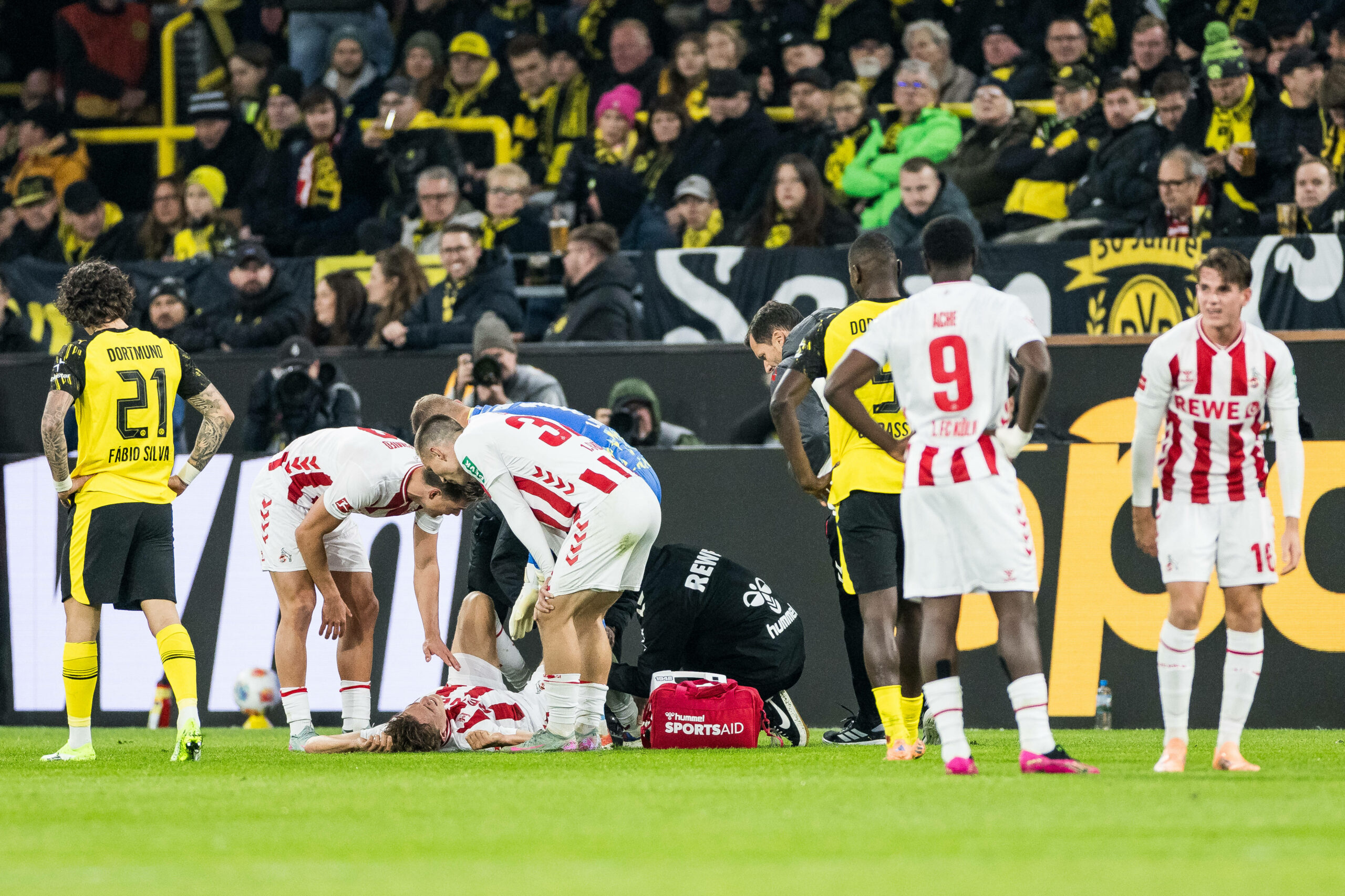 Timo Hübers wurde erst lange behandelt, dann mit der Trage abtransportiert, nachdem er sich das Knie verdreht hatte.