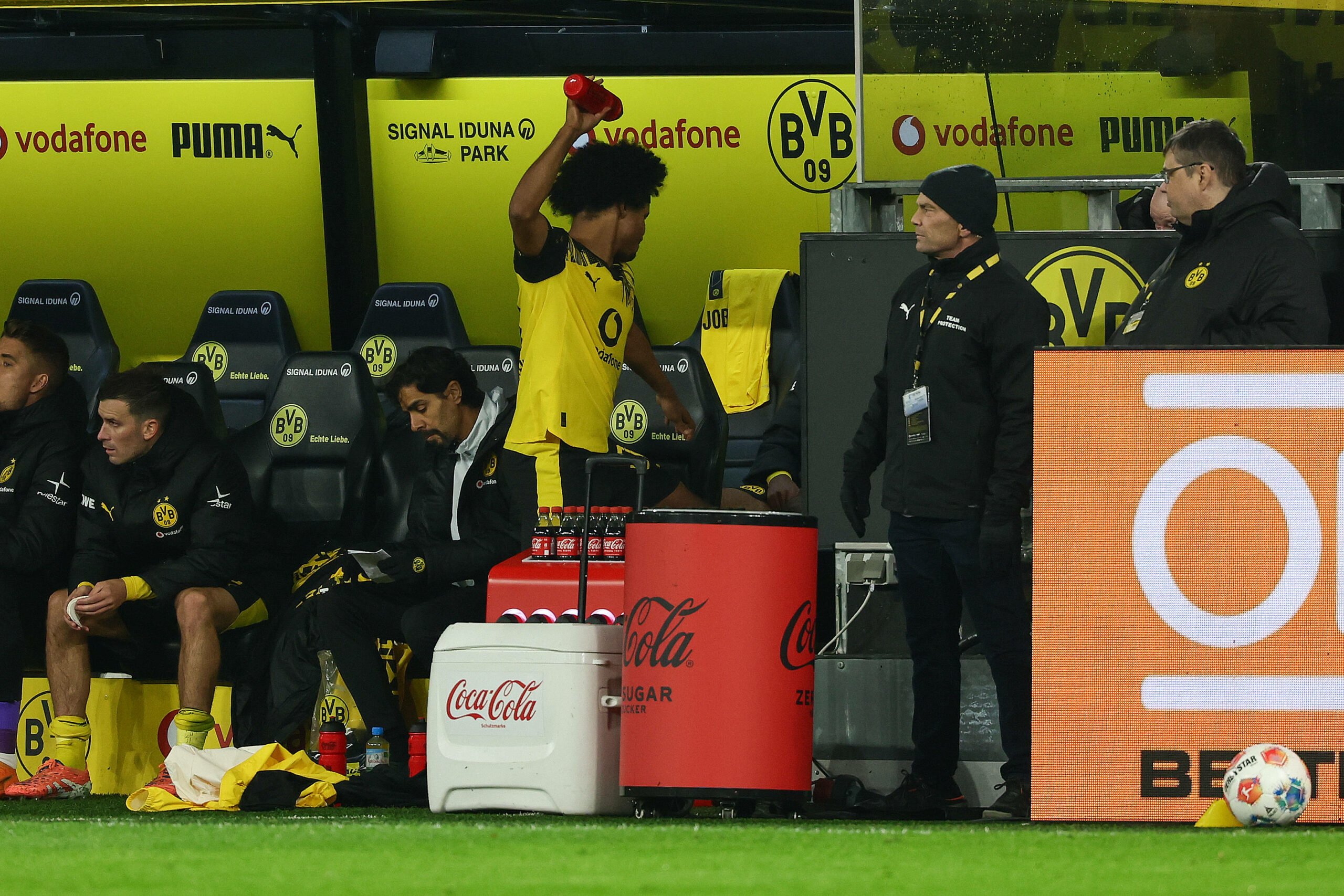 Ein wütender Karim Adeyemi (Mitte im gelben Trikot), wirft nach seiner Auswechslung seine Flasche