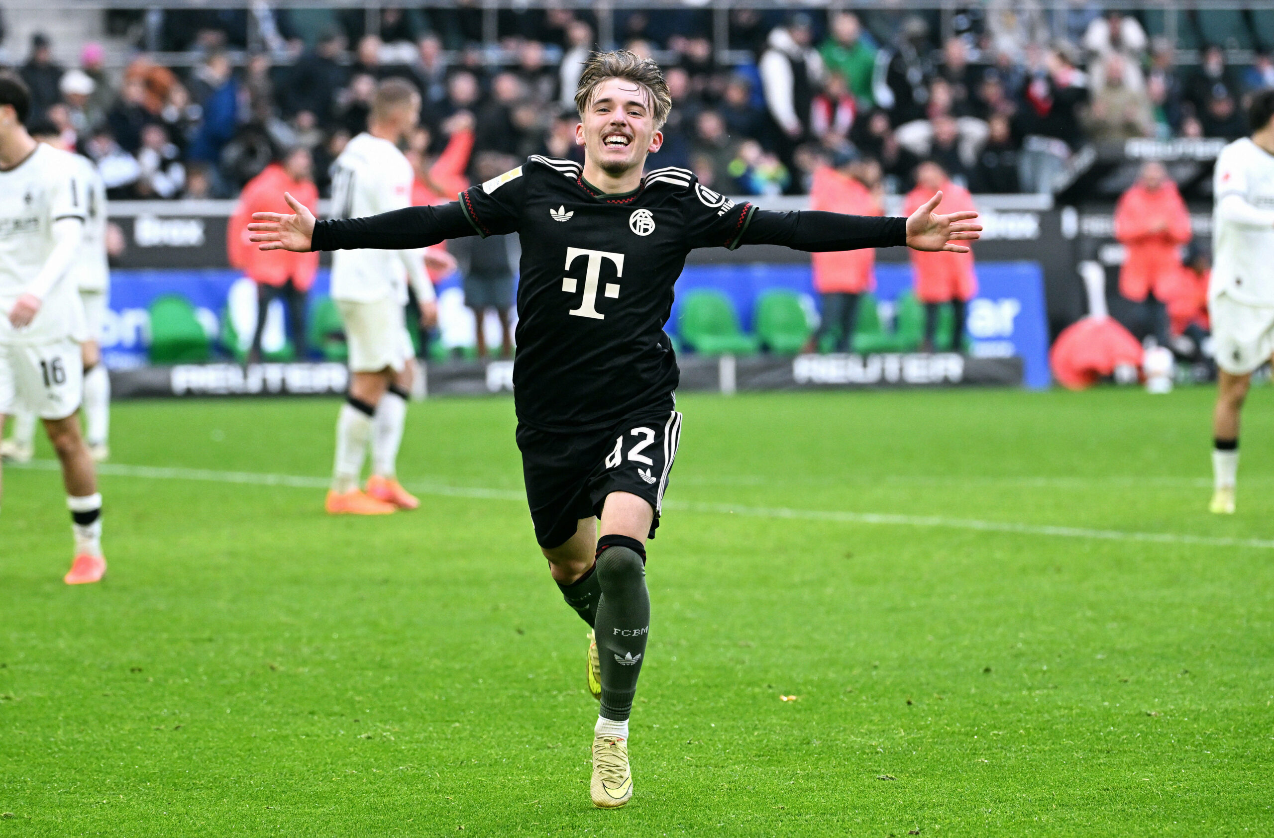 Lennart Karl jubelt mit ausgestreckten Armen nach seinem Treffer in Gladbach