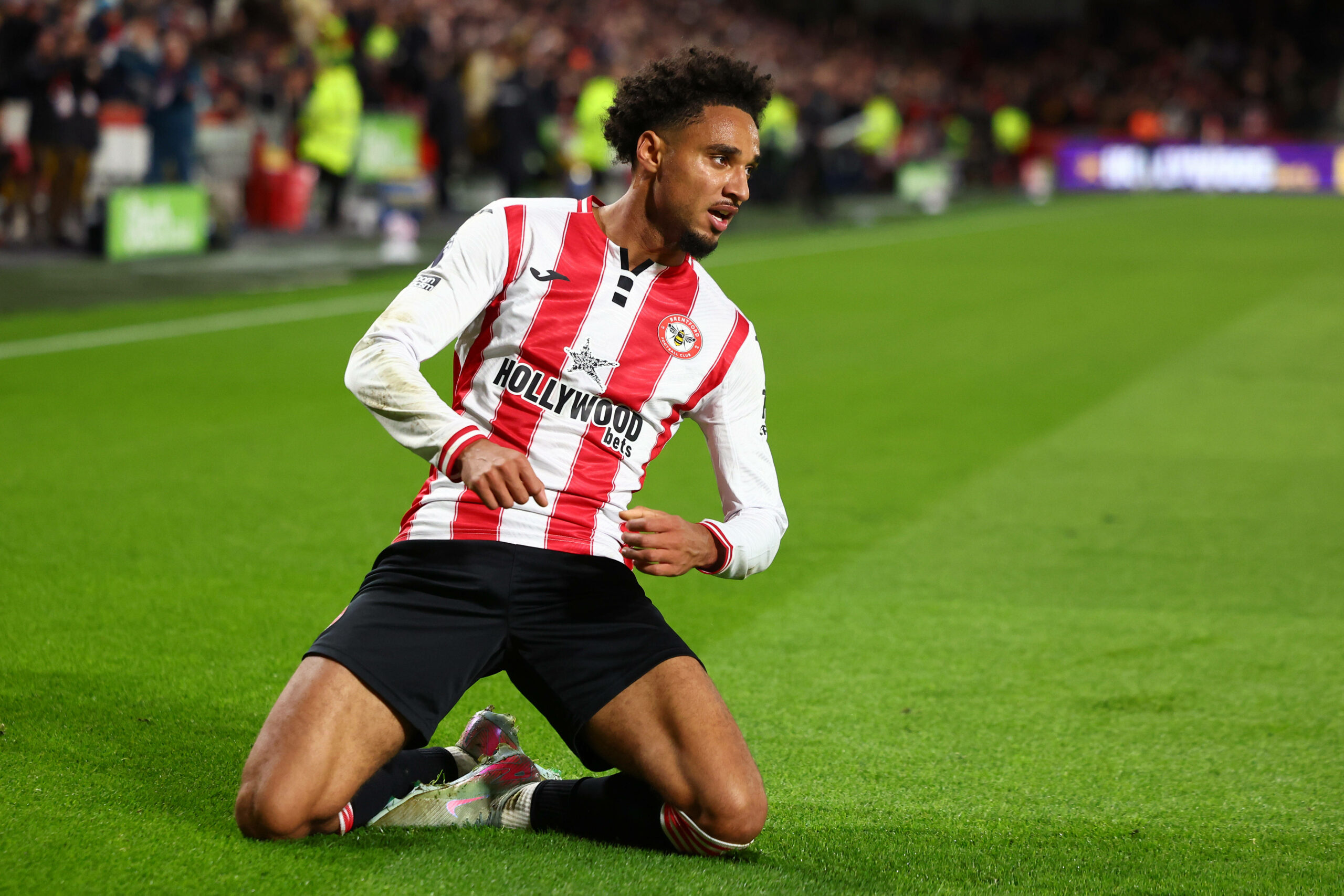 Kevin Schade feiert sein Tor für Brentford gegen Liverpool