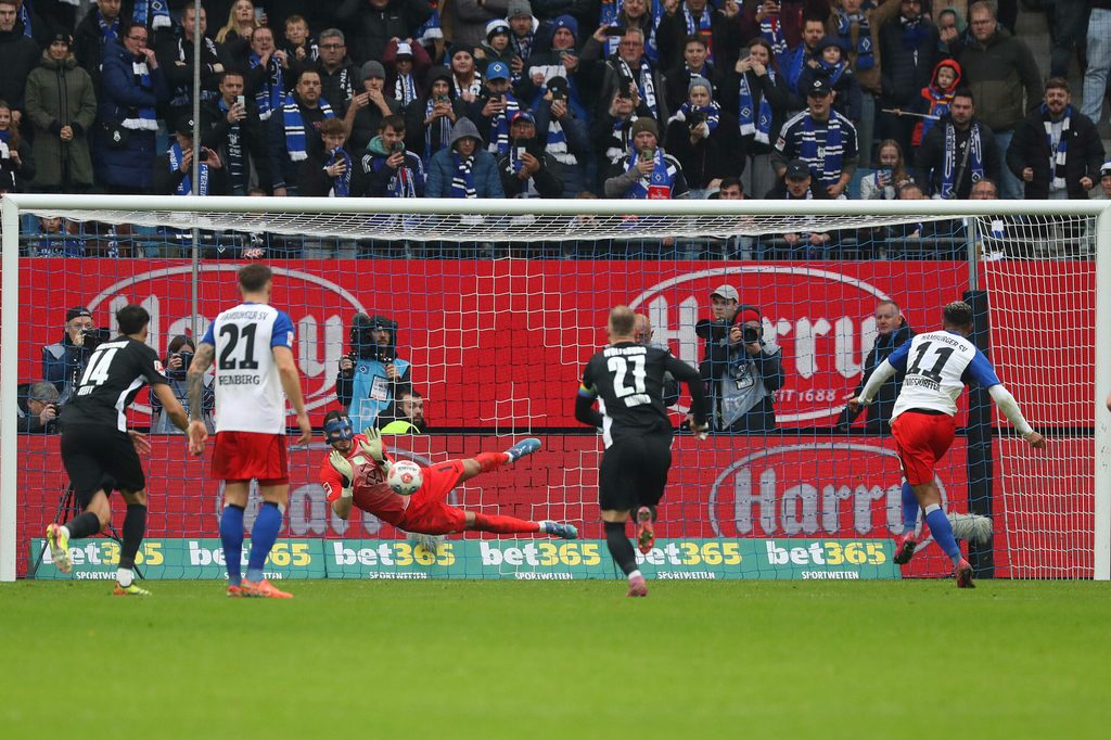 HSV-Stürmer Ransford Königsdörffer (r.) scheitert per Strafstoß gegen Wolfsburg.
