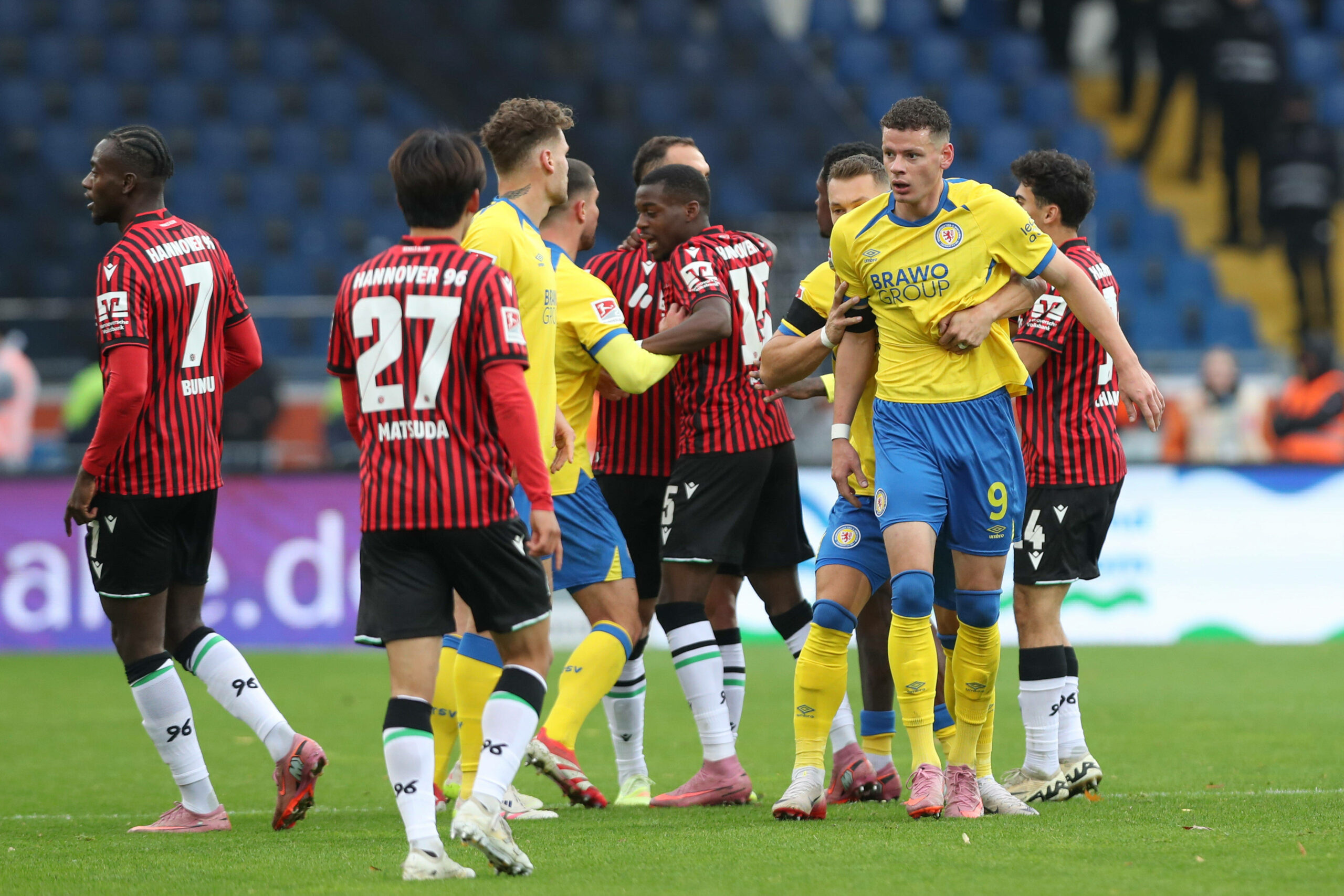 Erecan Yardimci von Eintracht Braunschweig guckt aggressiv