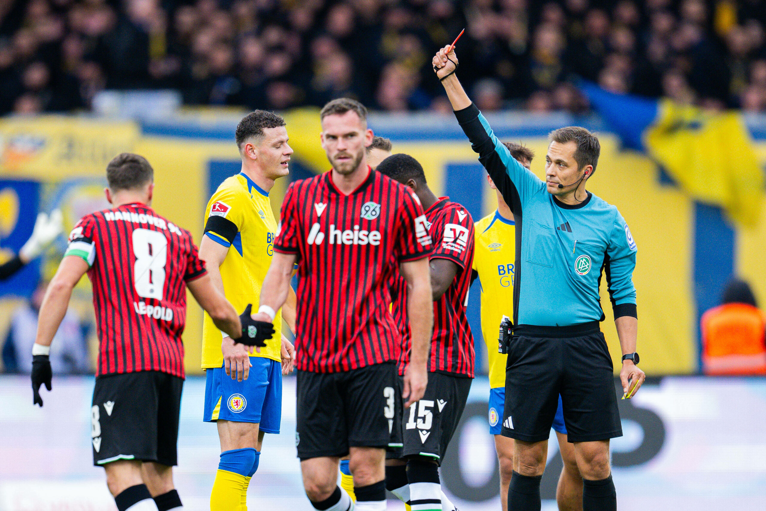 Robert Hartmann zeigt Erencan Yadimci die Rote Karte