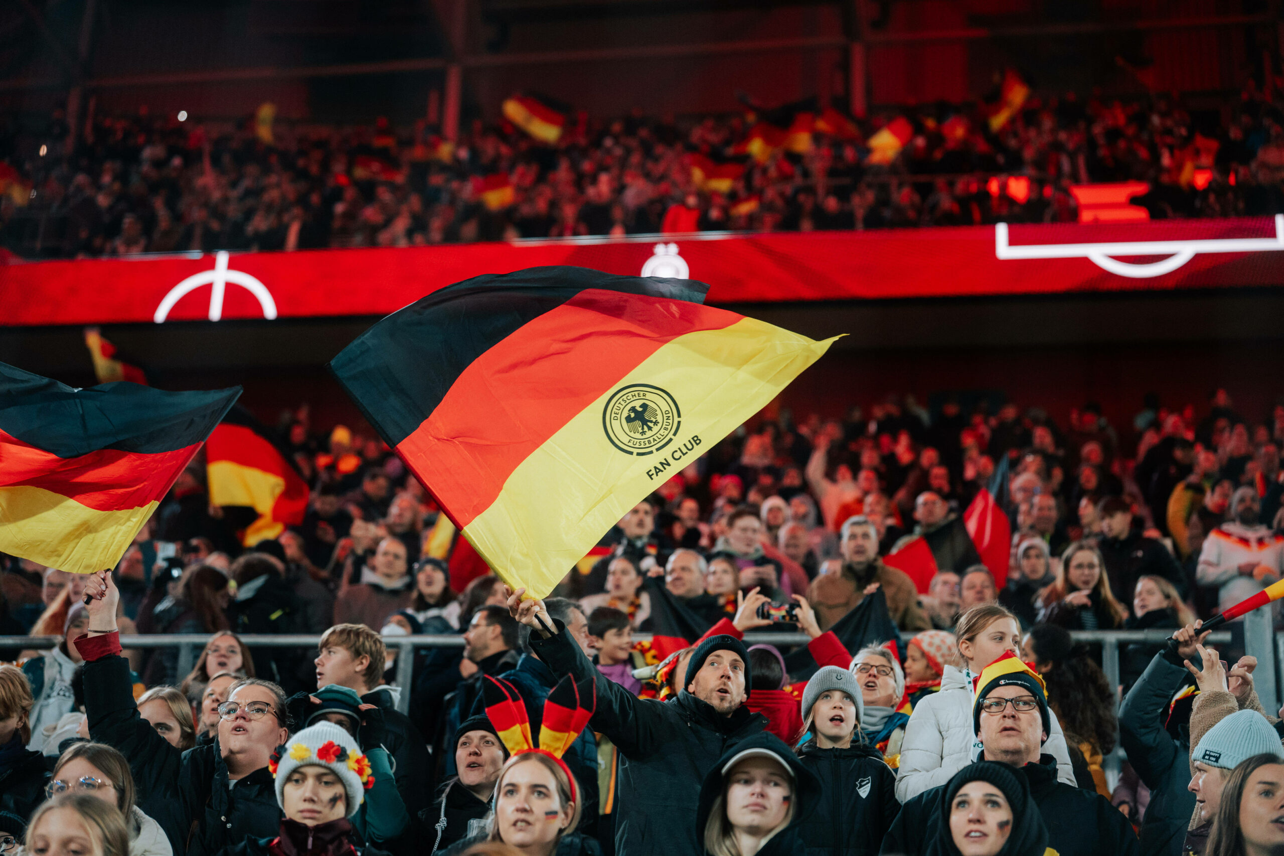 Deutsche Fußball-Fans mit Fahne
