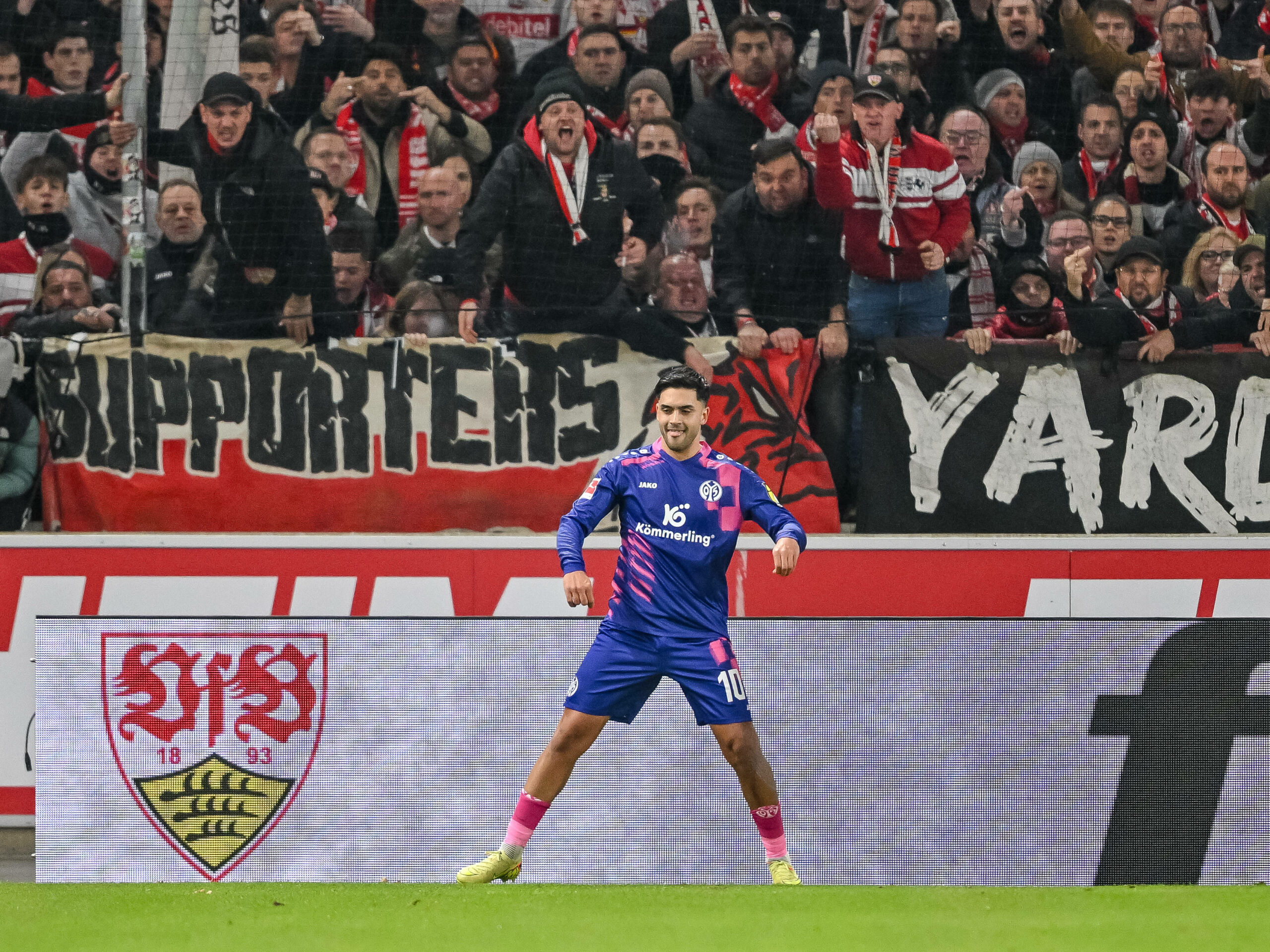 Mainz-Profi Nadiem Amiri jubelt vor wütenden VfB Fans