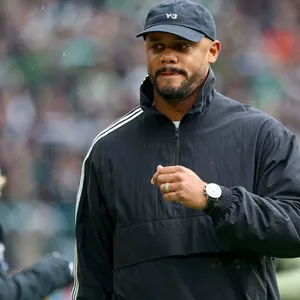 Vincent Kompany an der Seitenlinie mit Mütze