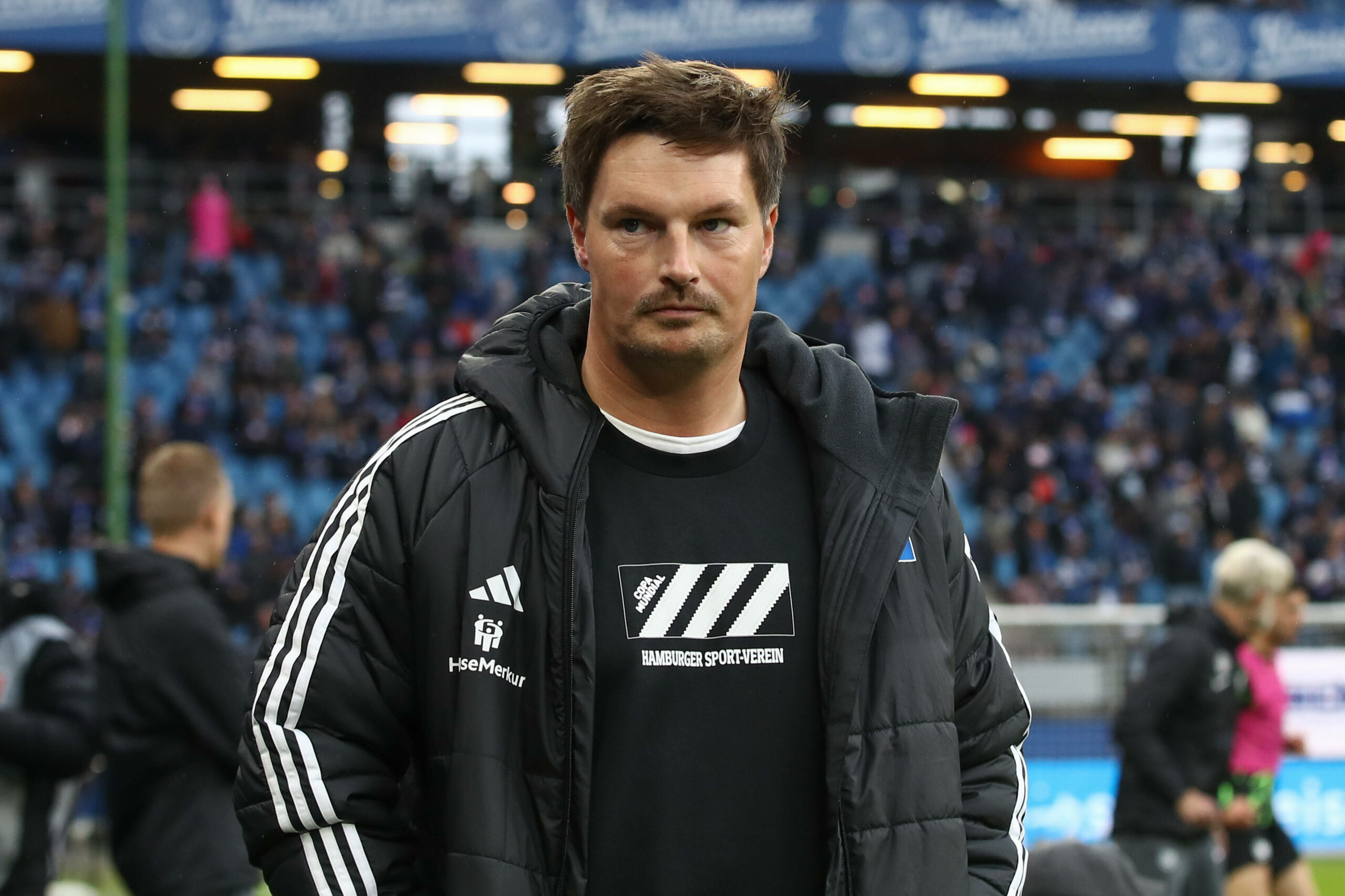 HSV-Trainer Merlin Polzin in Trainingsjacke