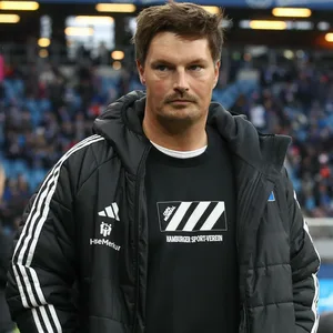 HSV-Trainer Merlin Polzin in Trainingsjacke