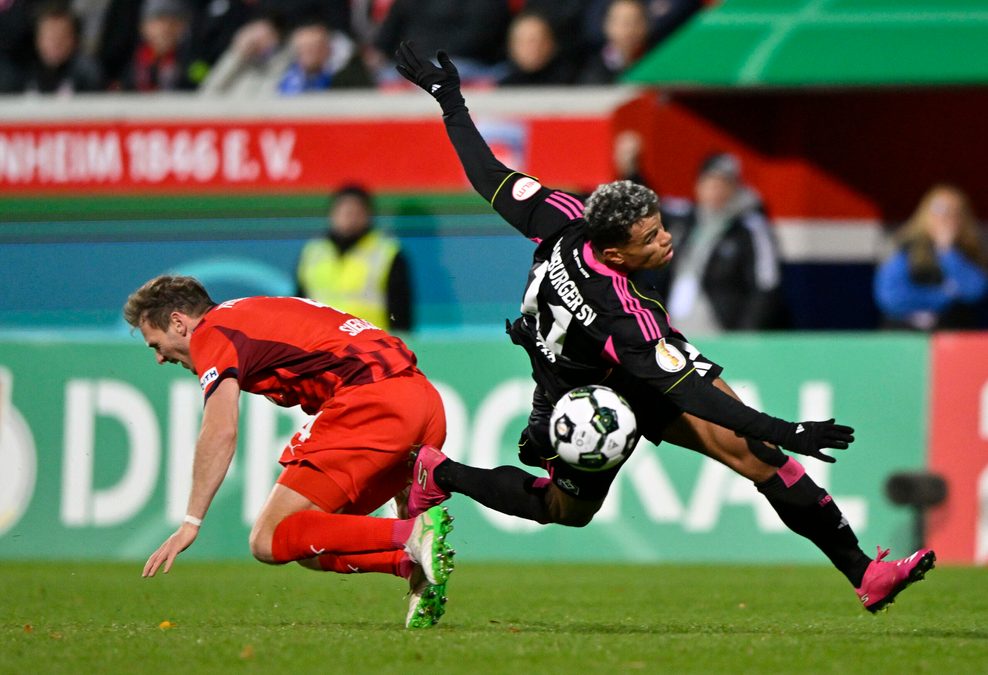 Ransford Königsdörffer fällt im Duell mit Tim Siersleben